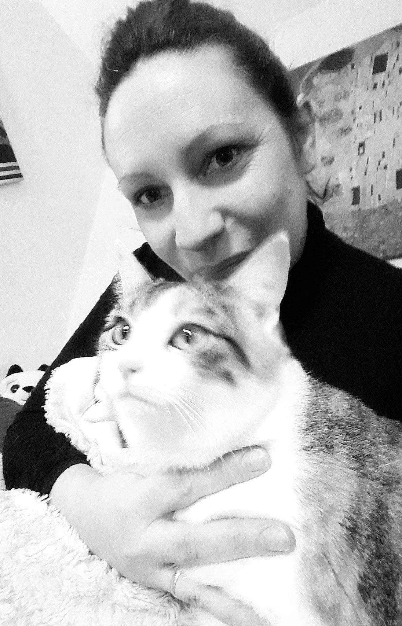 Comète participe au concours pour gagner de l'argent avec cette photo : black_and_white, carnivore, cat, ear, eyelash, eyewear, felidae, fur, gesture, happy, jaw, monochrome, monochrome_photography, moustache, nose, small_to_medium_sized_cats, smile, snout, style, whiskers