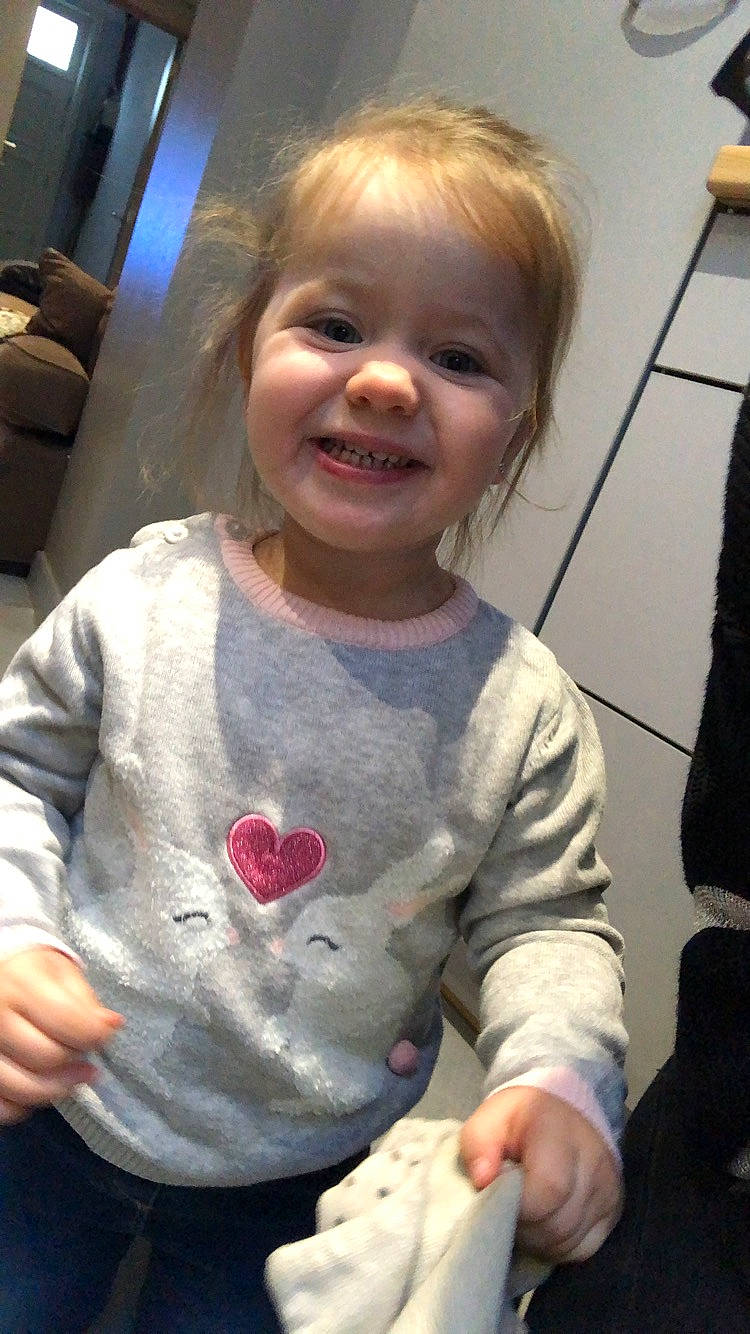 Lara participe au concours pour gagner de l'argent avec cette photo : arm, cheek, child, chin, cool, day, face, finger, girl, hair, hairstyle, head, human_hair_color, infant, joy, mouth, person, product, skin, smile