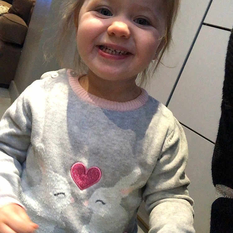 Lara participe au concours pour gagner de l'argent avec cette photo : arm, cheek, child, chin, cool, day, face, finger, girl, hair, hairstyle, head, human_hair_color, infant, joy, mouth, person, product, skin, smile