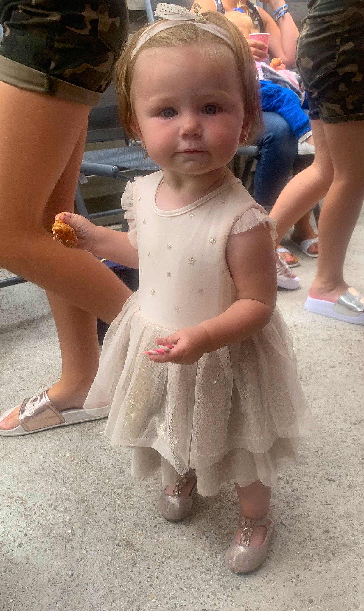 Yliana a rejoint le concours — aidez-le/la à gagner de superbes lots ! baby, child, dress, leg, person, skin, smile, toddler