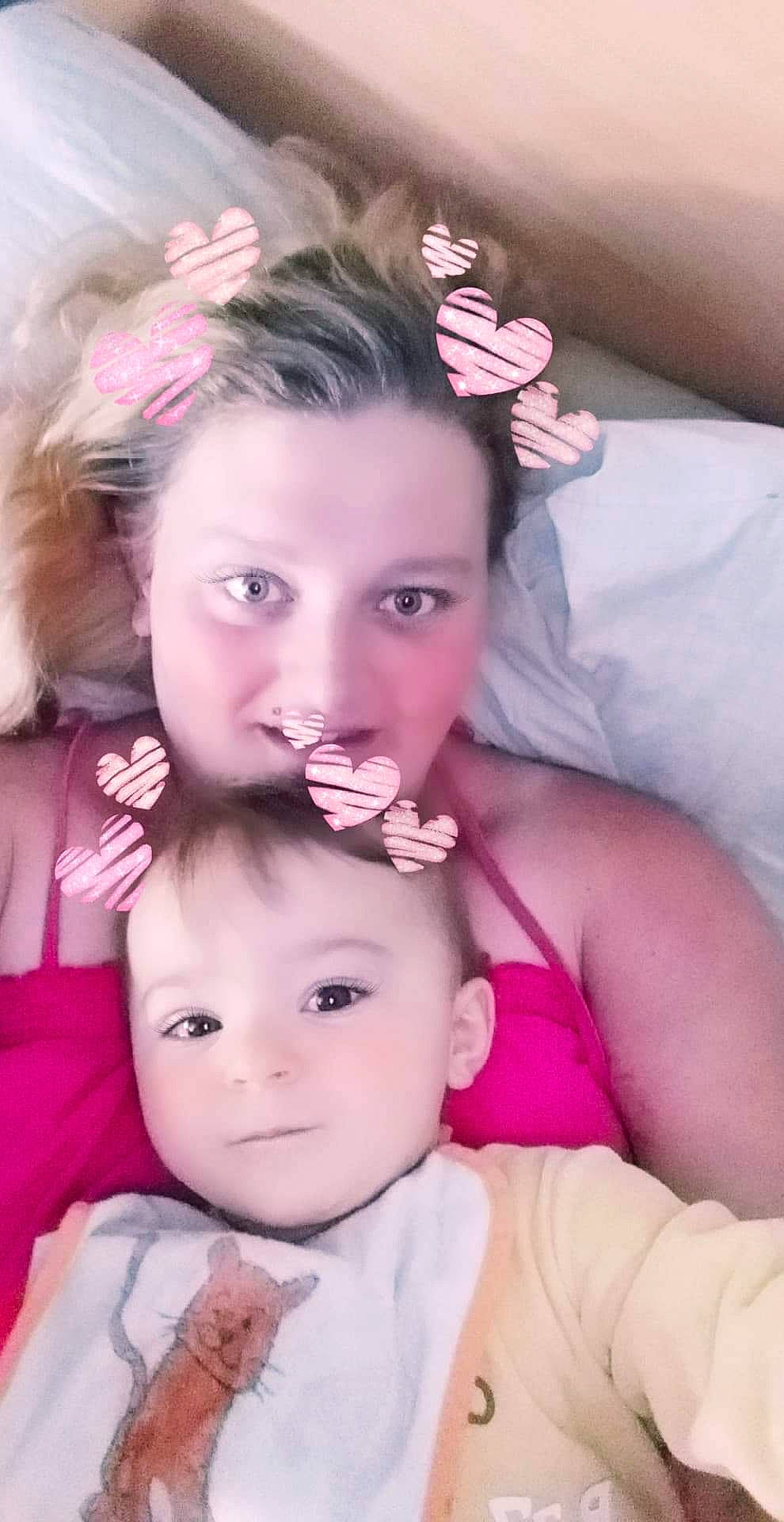 Lyanna a rejoint le concours — aidez-le/la à gagner de superbes lots ! baby, beauty, brown_hair, cheek, child, ear, eye, eyebrow, eyelash, face, gesture, hair, hair_accessory, head, lip, mouth, nose, person, photography, pink