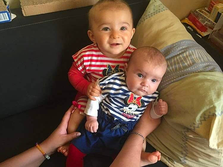 Lyanna a rejoint le concours — aidez-le/la à gagner de superbes lots ! arm, baby, cheek, child, ear, eye, face, finger, iris, joy, lap, leg, mouth, nose, people, person, product, sibling, sitting, skin