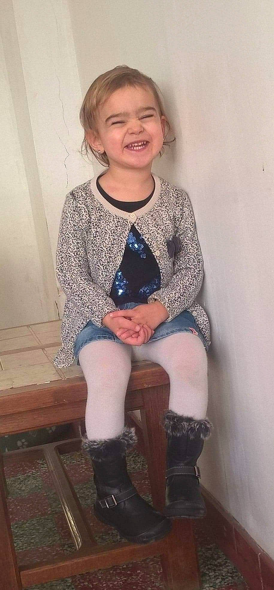 Syrielle a rejoint le concours — aidez-le/la à gagner de superbes lots ! child, clothing, footwear, joint, joy, knee, leg, outerwear, person, shoe, sitting, thigh, tights, toddler