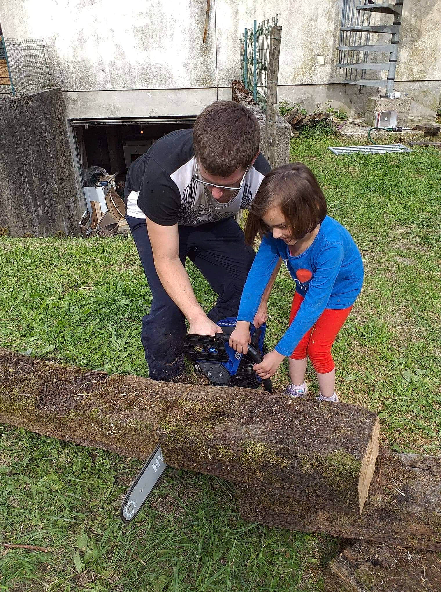 Syrielle participe au concours pour gagner de l'argent avec cette photo : crosscut_saw, hammer, person, plant, soil, tool, tree, woodsman