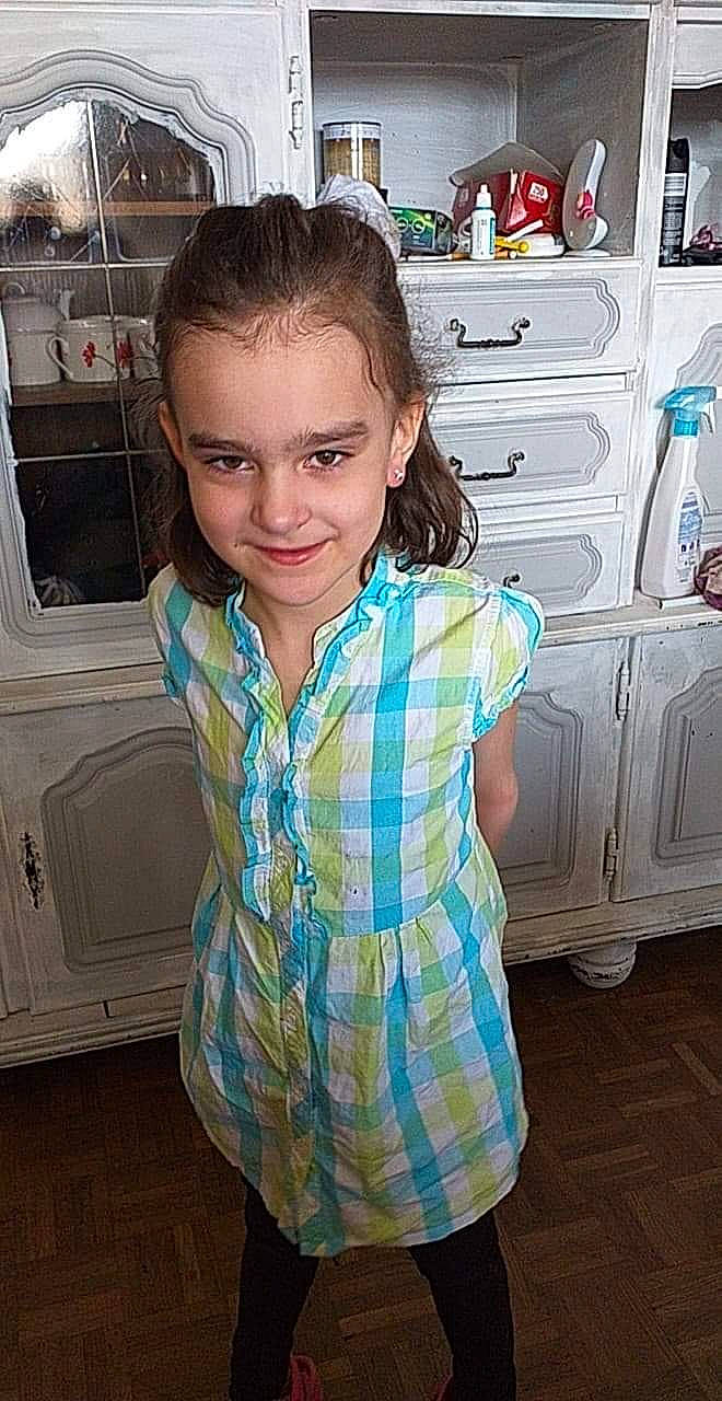 Syrielle participe au concours pour gagner de l'argent avec cette photo : brown_hair, child, child_model, joy, long_hair, pattern, person, smile, toddler