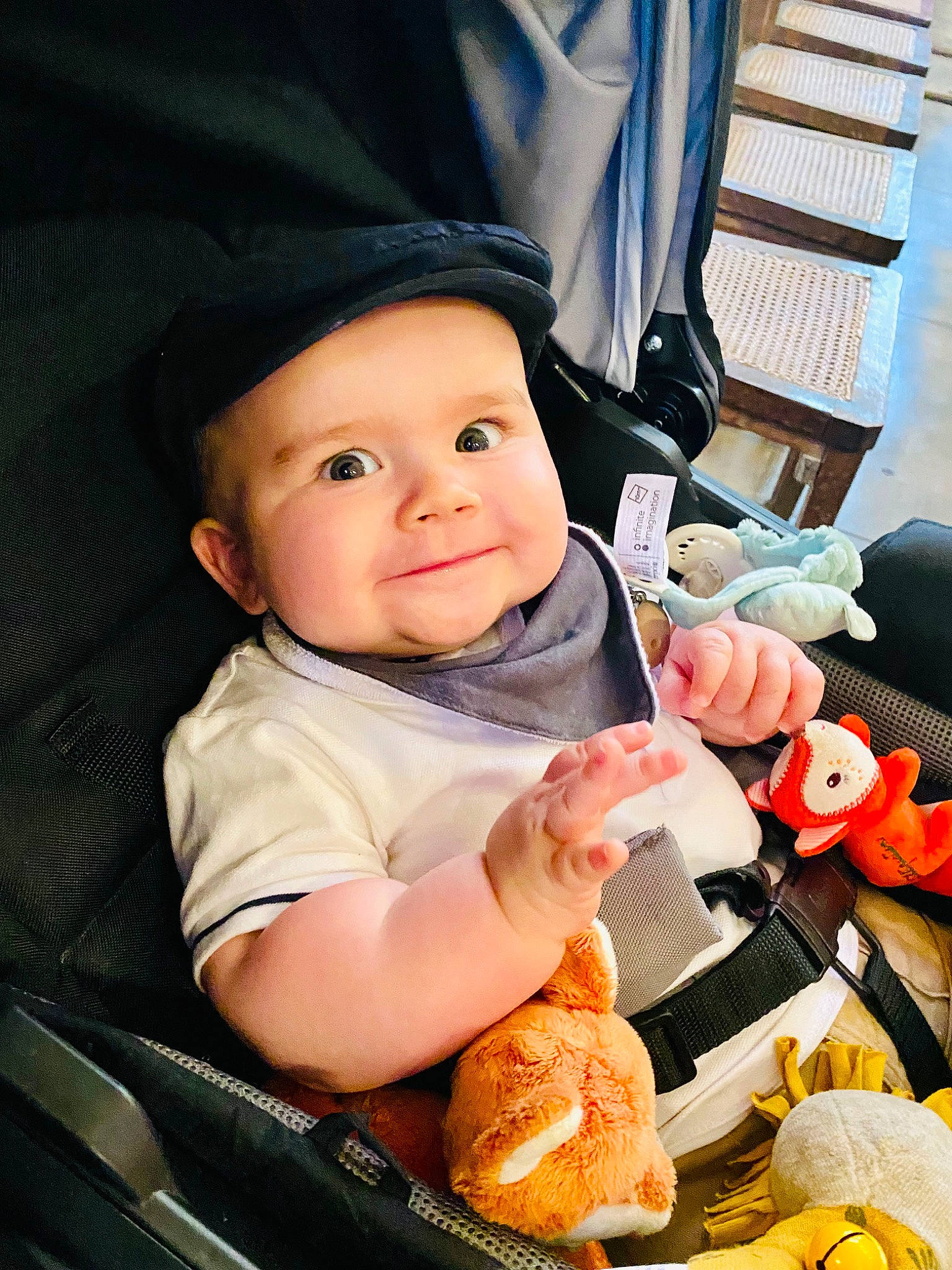 Tim a rejoint le concours — aidez-le/la à gagner de superbes lots ! baby, baby_carriage, baby_in_car_seat, baby_products, baby_safety, baby_toddler_clothing, cap, cheek, child, comfort_food, cuisine, fashion_accessory, finger, happy, hat, headwear, junk_food, person, sitting, smile