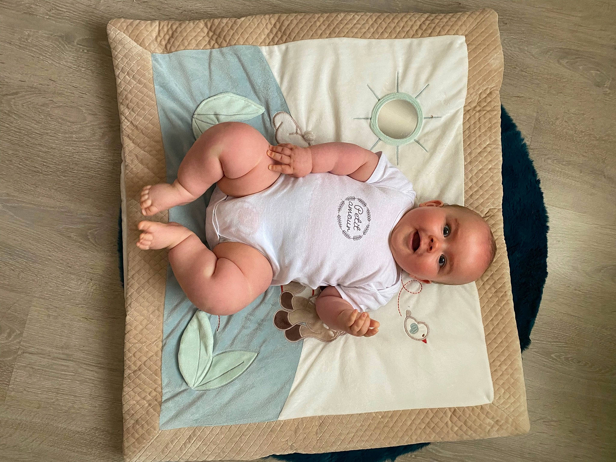 Tim a rejoint le concours — aidez-le/la à gagner de superbes lots ! art, baby, baby_products, baby_sleeping, baby_toddler_clothing, bed, bedding, bedtime, child, comfort, illustration, infant_bed, linens, nap, pattern, person, room, t_shirt, textile, toddler