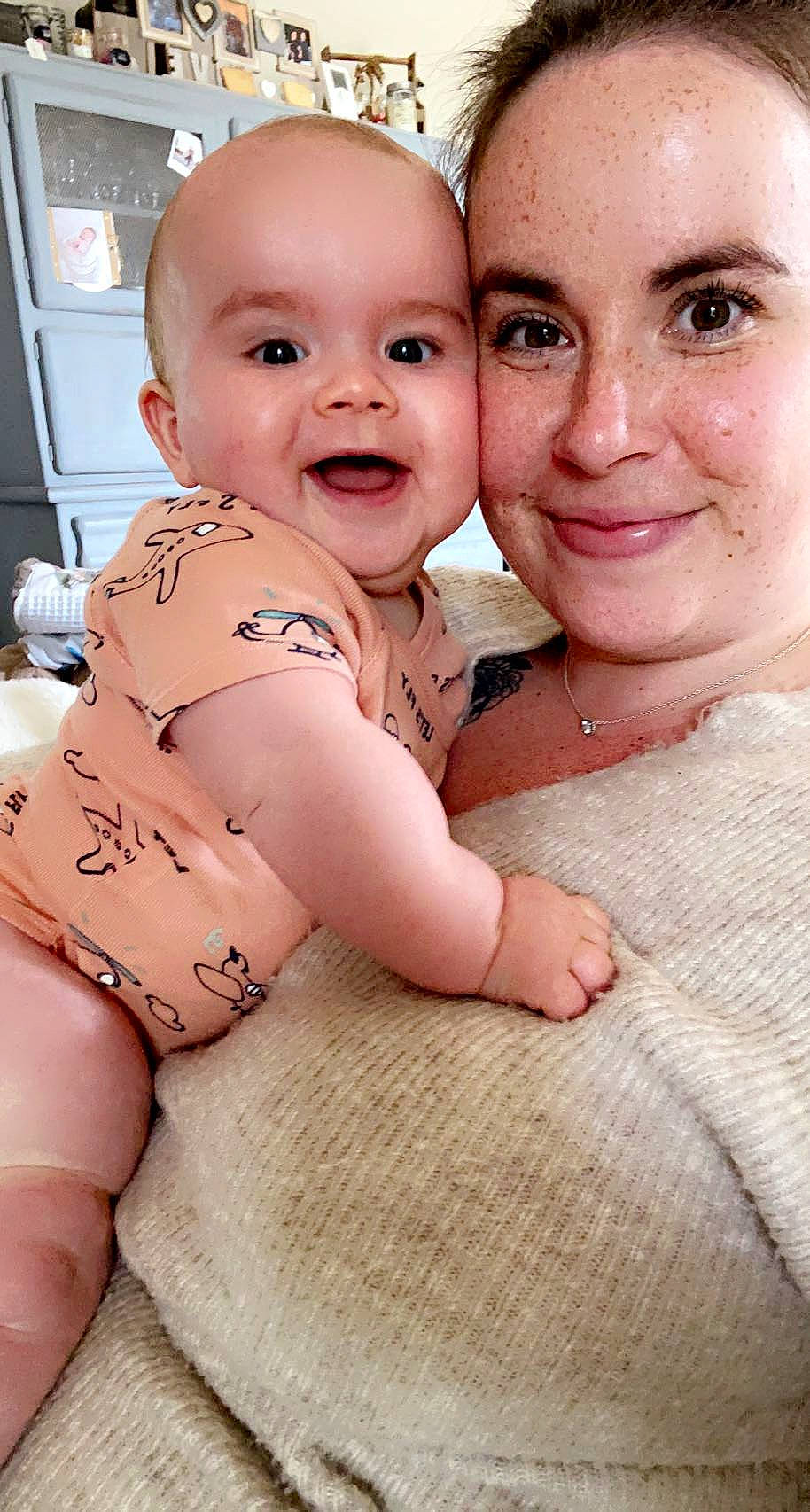 Tim a rejoint le concours — aidez-le/la à gagner de superbes lots ! arm, baby, cheek, chest, eye, eyebrow, face, gesture, happy, head, iris, joy, lip, mouth, nose, person, pink, skin, smile, stomach