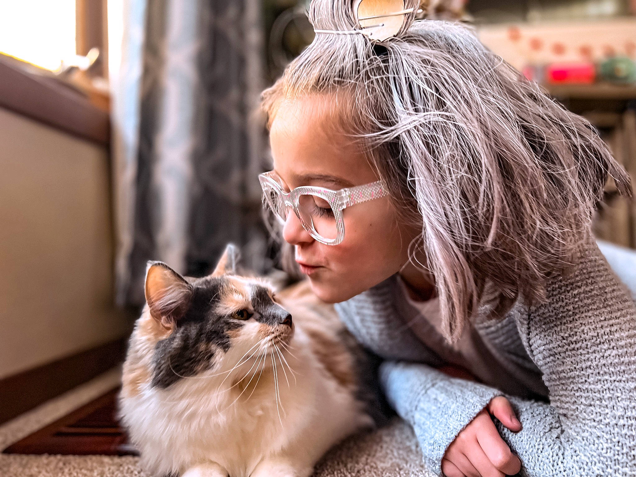 Raya is registered to the contest to win money with this photo: carnivore, cat, companion_dog, domestic_short_haired_cat, eyewear, fashion_accessory, fawn, felidae, flooring, fur, glasses, happy, jewellery, sitting, small_to_medium_sized_cats, street, sunglasses, vision_care, whiskers, wood