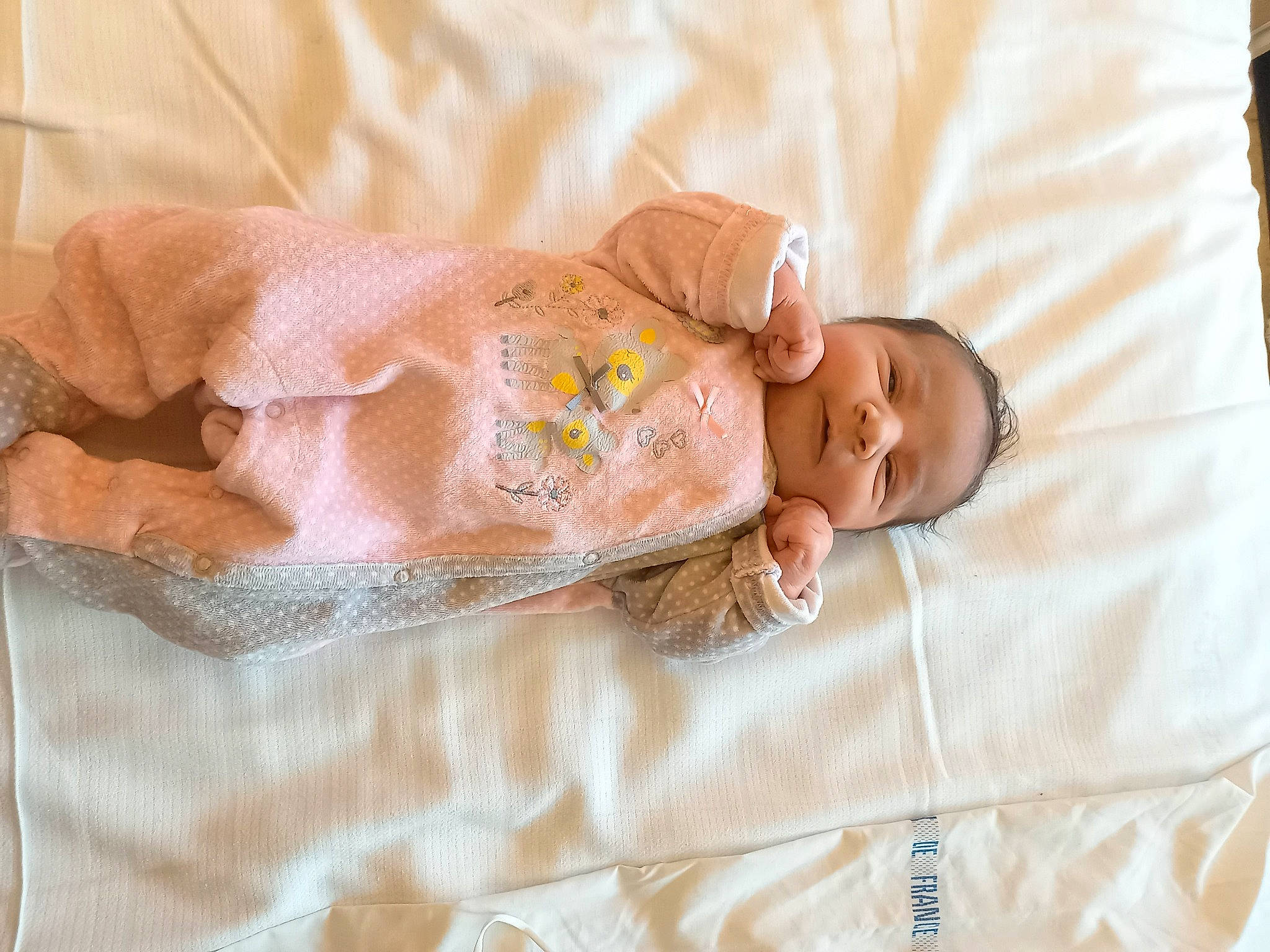 Shayma participe au concours pour gagner de l'argent avec cette photo : baby, baby_products, baby_sleeping, baby_toddler_clothing, bedding, bedtime, child, comfort, dress, face, fashion_accessory, hand, human_body, linens, pattern, person, product, skin, sleeve, toddler