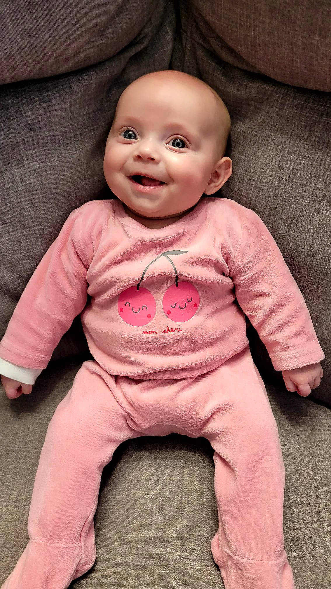 Leyah a rejoint le concours — aidez-le/la à gagner de superbes lots ! baby, baby_toddler_clothing, cheek, eyebrow, facial_expression, happy, human_body, iris, lip, nose, organ, outerwear, person, photograph, pink, skin, sleeve, smile, textile, toddler