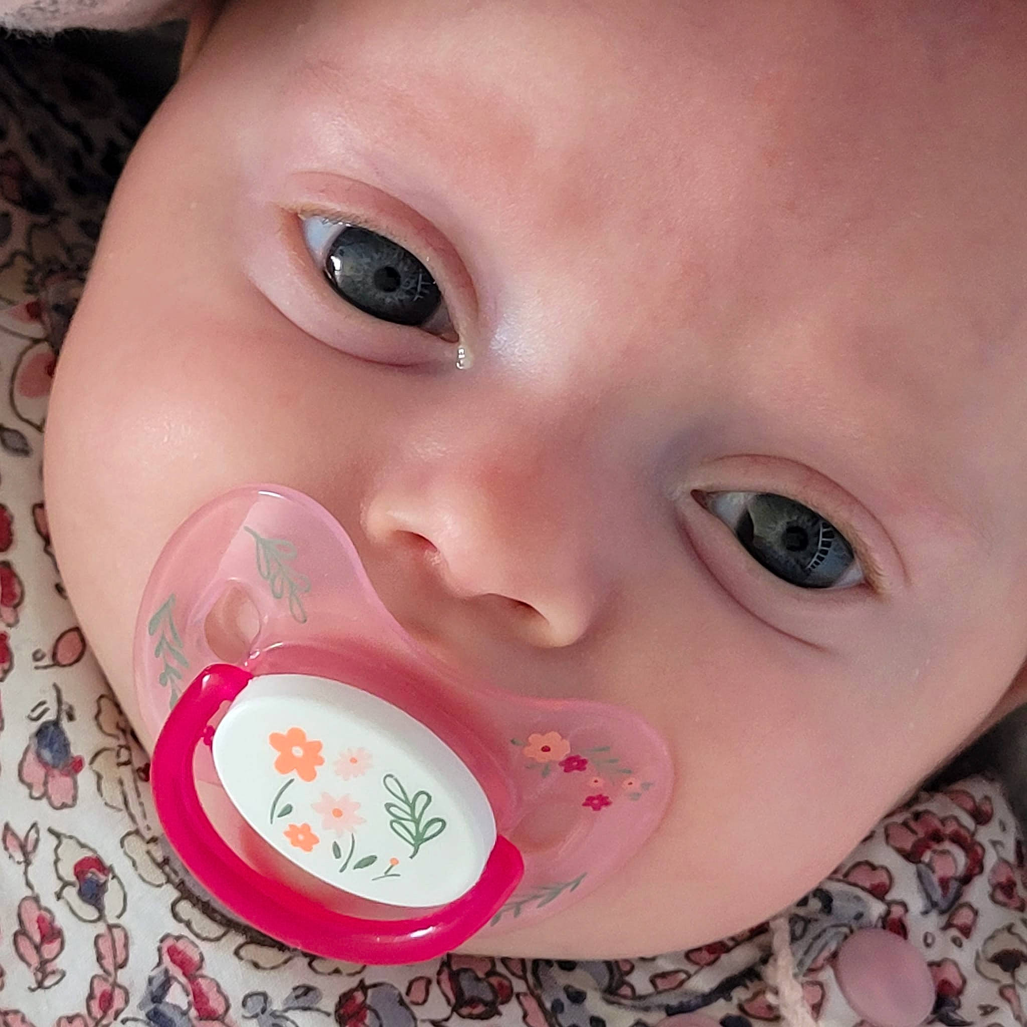 Leyah a rejoint le concours — aidez-le/la à gagner de superbes lots ! baby, beauty, cheek, child, chin, close_up, dishware, drinkware, ear, eyebrow, eyelash, lip, mouth, nose, organ, person, pink, serveware, skin, tableware