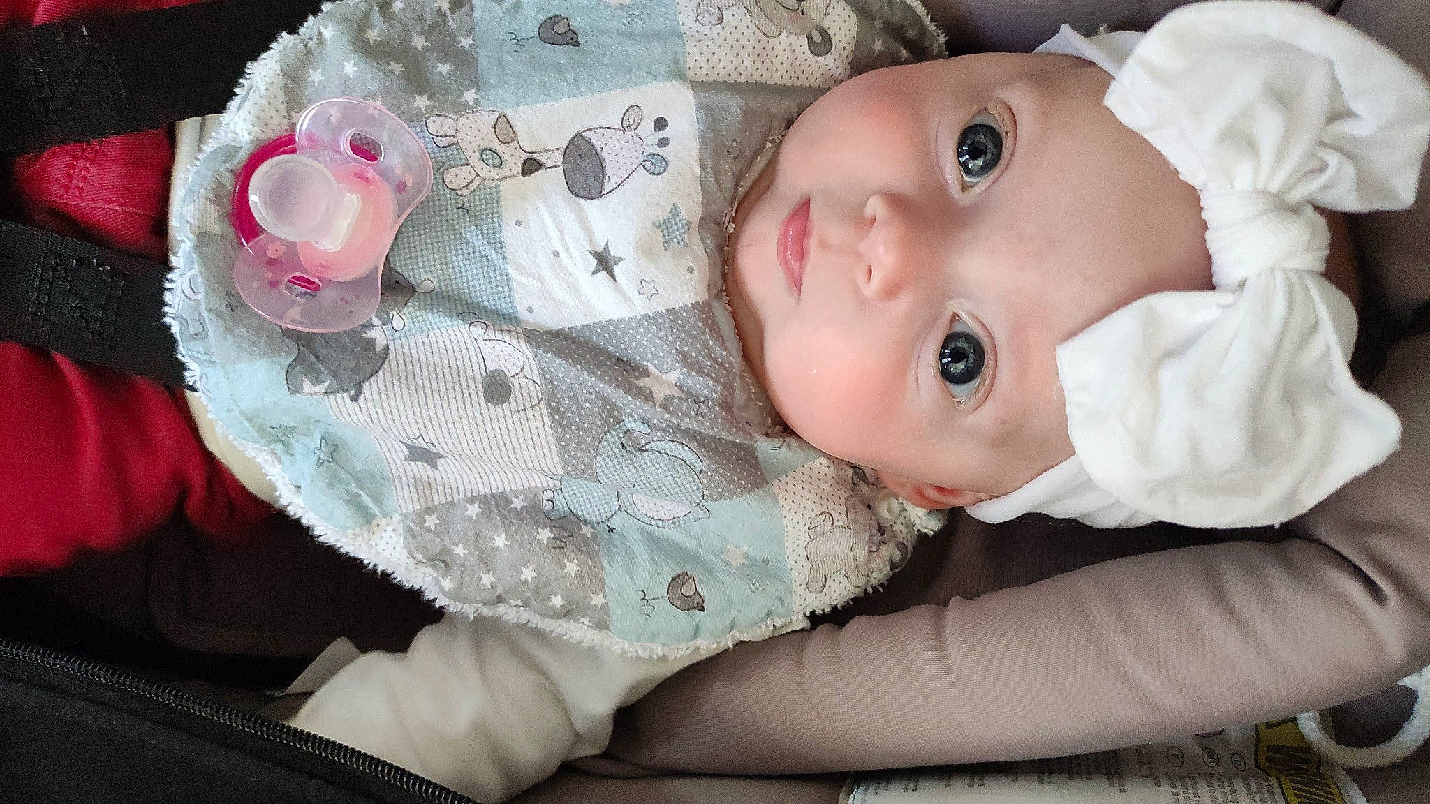 Leyah a rejoint le concours — aidez-le/la à gagner de superbes lots ! baby, baby_toddler_clothing, cheek, child, dress, embellishment, eye, eyelash, hair_accessory, headgear, iris, linens, lip, pattern, petal, pink, skin, sleeve, textile, toddler