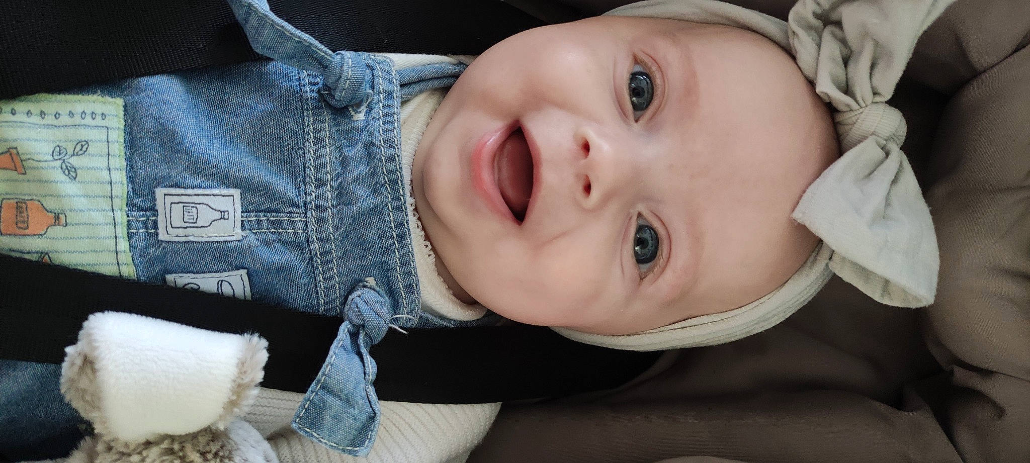 Leyah a rejoint le concours — aidez-le/la à gagner de superbes lots ! baby, baby_toddler_clothing, beauty, cheek, comfort, eyelash, flash_photography, grass, happy, human_body, iris, lip, mammal, mouth, nose, outerwear, person, skin, sleeve, smile