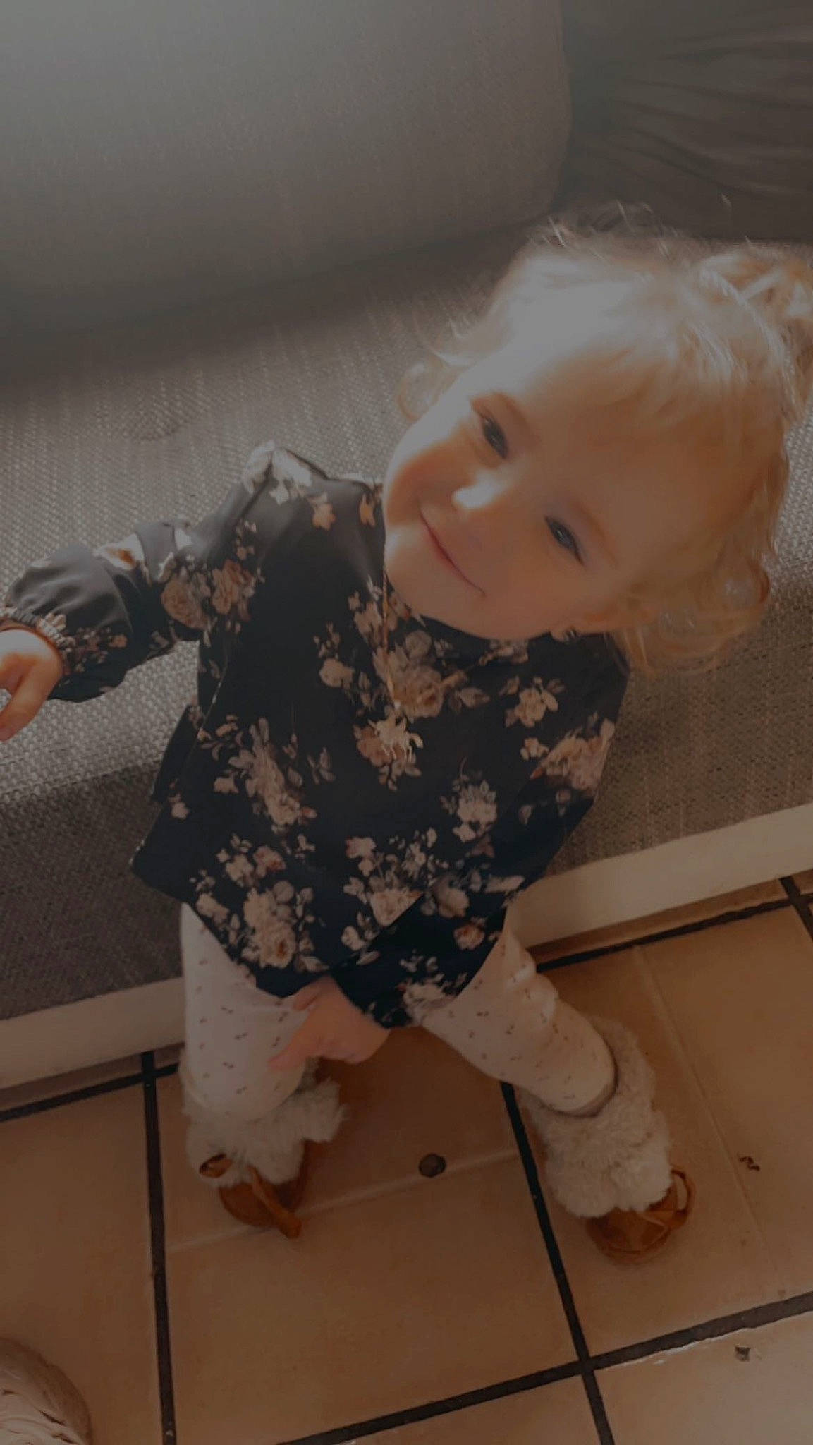 Shannah a rejoint le concours — aidez-le/la à gagner de superbes lots ! baby, baby_toddler_clothing, cheek, child, floor, flooring, hardwood, human_leg, iris, joint, knee, lip, nose, pattern, person, sitting, skin, sleeve, thigh, toddler