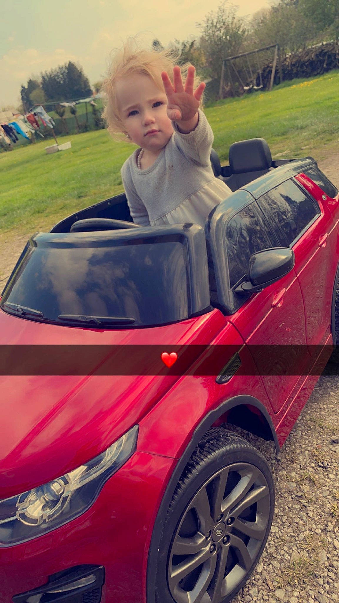 Shannah a rejoint le concours — aidez-le/la à gagner de superbes lots ! alloy_wheel, automotive_design, automotive_exterior, automotive_lighting, automotive_tire, automotive_wheel_system, blue, bumper, car, face, fender, hood, light, motor_vehicle, person, photograph, tire, vehicle, vehicle_door, wheel