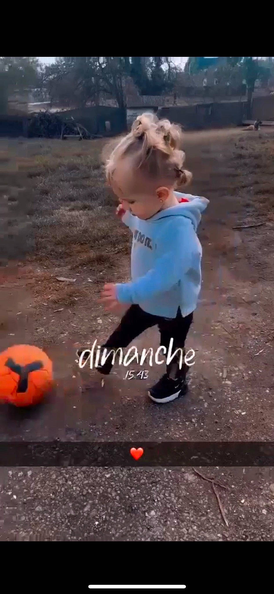 Shannah a rejoint le concours — aidez-le/la à gagner de superbes lots ! asphalt, baby_toddler_clothing, ball, calabaza, child, football, fun, grass, happy, head, leisure, people_in_nature, person, play, pumpkin, recreation, soil, sports_equipment, toddler, winter_squash