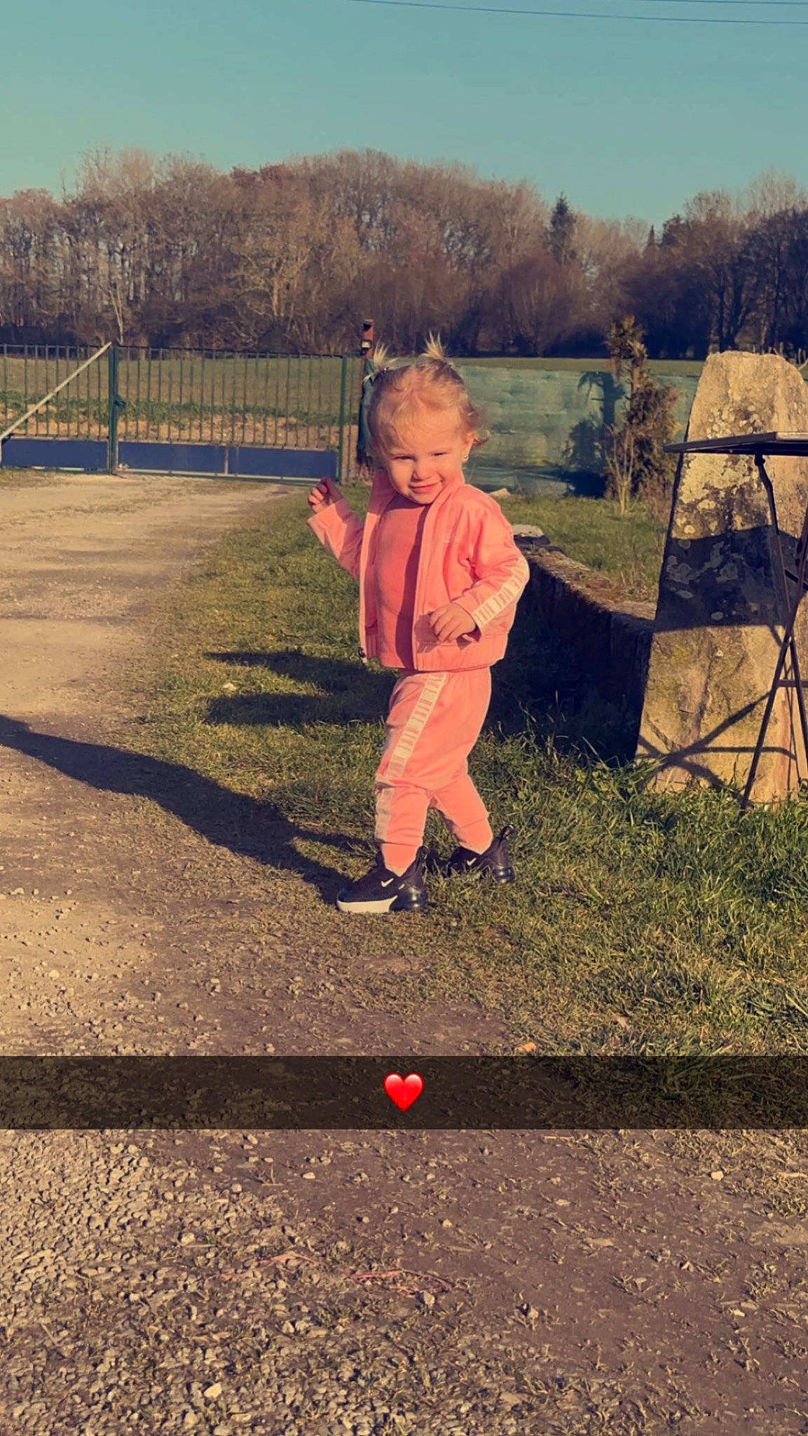 Shannah a rejoint le concours — aidez-le/la à gagner de superbes lots ! fence, fun, grass, grassland, happy, landscape, leisure, morning, people_in_nature, person, plain, plant, recreation, sky, soil, standing, sunlight, tints_and_shades, toddler, tree