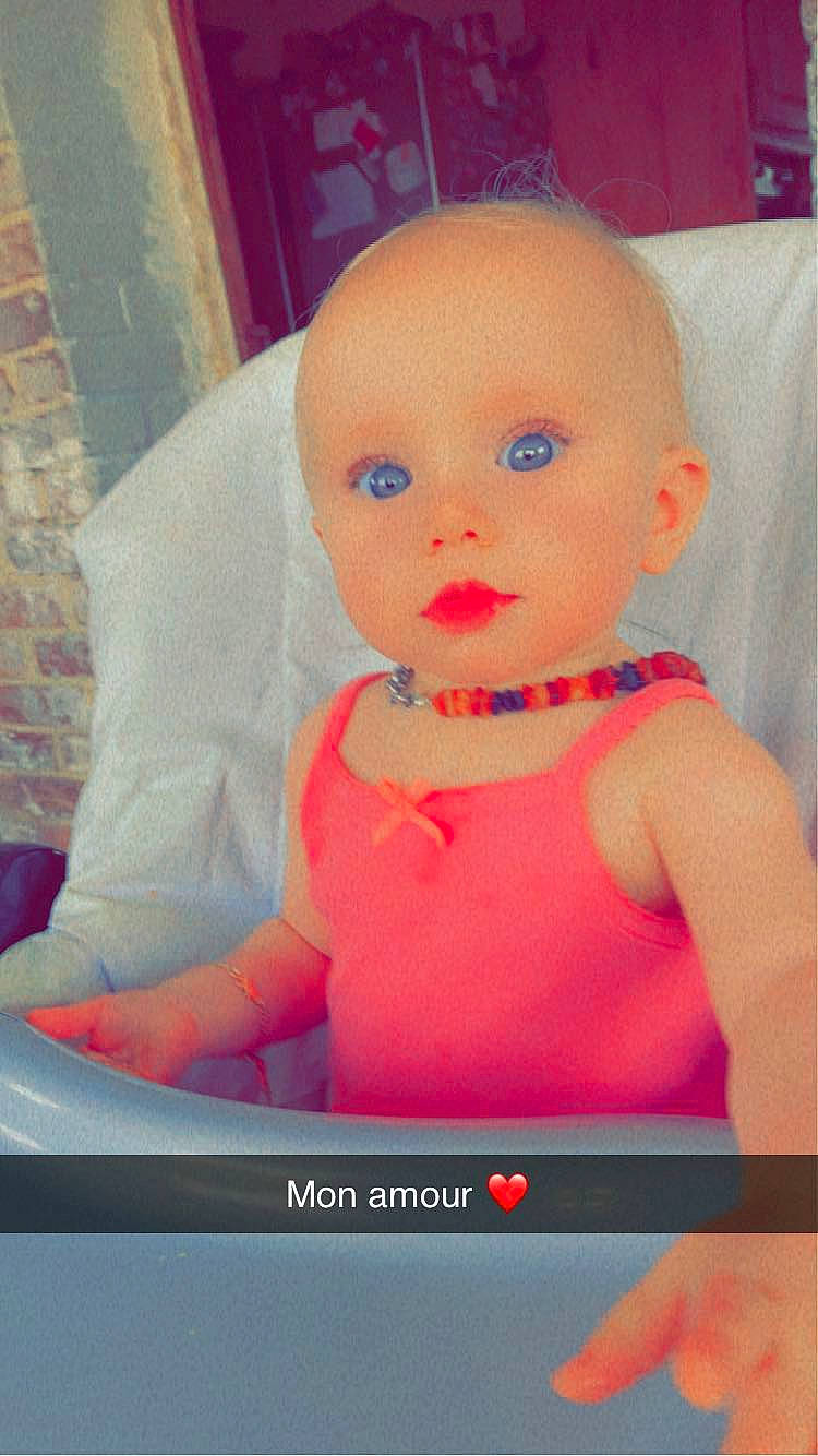 Shannah participe au concours pour gagner de l'argent avec cette photo : baby, baby_toddler_clothing, blond, cheek, chest, child, chin, facial_expression, gadget, hairstyle, lip, magenta, mouth, neck, nose, person, pink, skin, sleeve, t_shirt