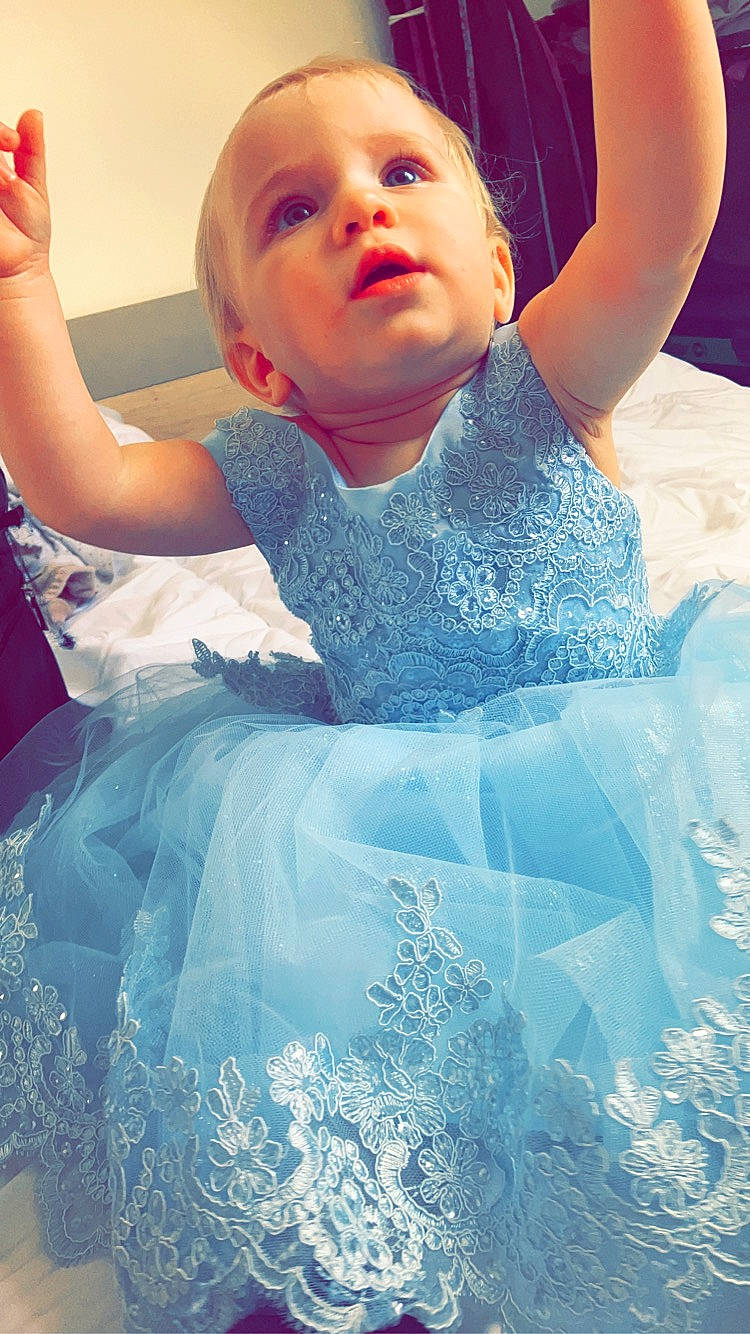 Shannah a rejoint le concours — aidez-le/la à gagner de superbes lots ! aqua, arm, baby_toddler_clothing, dress, face, facial_expression, gesture, happy, head, human_body, iris, light, organ, person, photograph, shoulder, skin, sleeve, textile, toddler