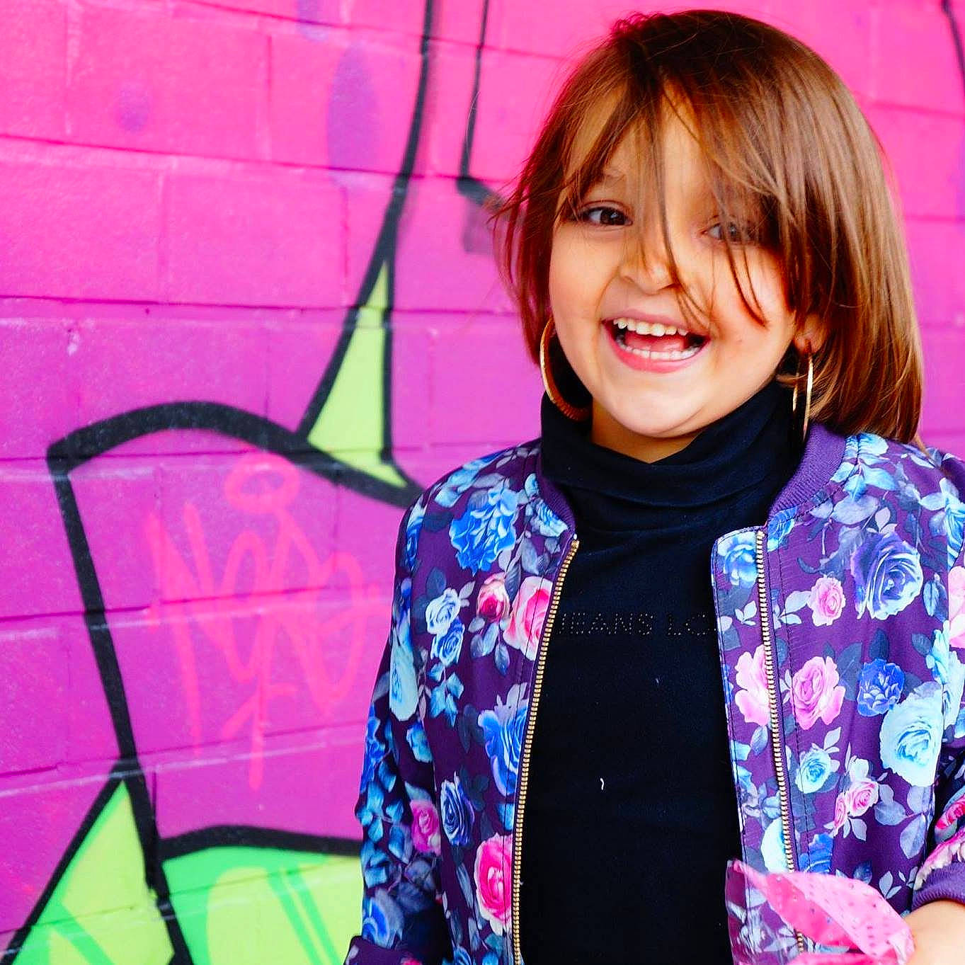 Safiya a rejoint le concours — aidez-le/la à gagner de superbes lots ! child, facial_expression, fun, girl, joy, magenta, outerwear, person, pink, product, purple, smile, textile