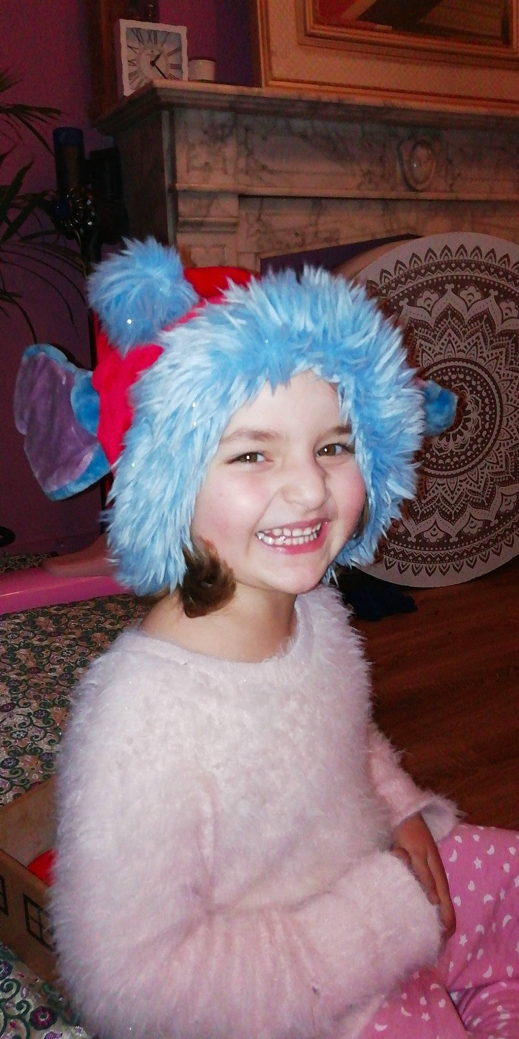 Assiya participe au concours pour gagner de l'argent avec cette photo : beanie, bonnet, cap, child, costume, ear, fun, fur, girl, hair_accessory, hat, head, headgear, headpiece, infant, joy, knit_cap, person, skin, smile