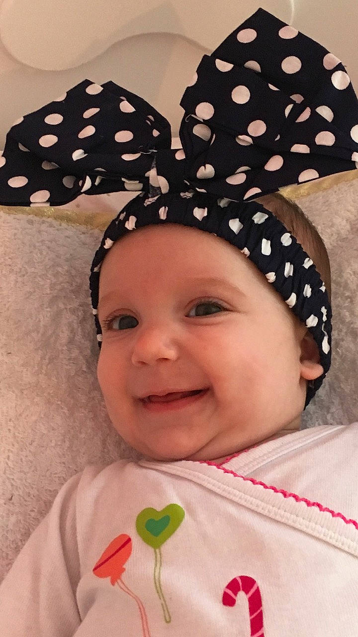 Laureline a rejoint le concours — aidez-le/la à gagner de superbes lots ! baby, baby_toddler_clothing, child, design, ear, face, fashion_accessory, hair_accessory, head, headgear, headwear, joy, pattern, person, polka_dot, toddler