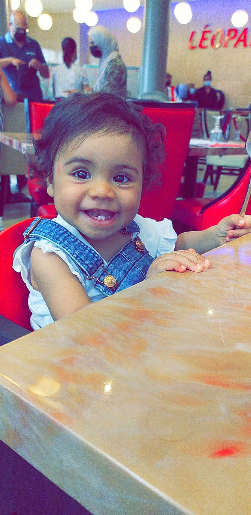 Jana participe au concours pour gagner de l'argent avec cette photo : chair, cheek, child, event, flooring, fun, hairstyle, happy, joy, leisure, person, recreation, room, sitting, skin, smile, t_shirt, table, toddler, vacation