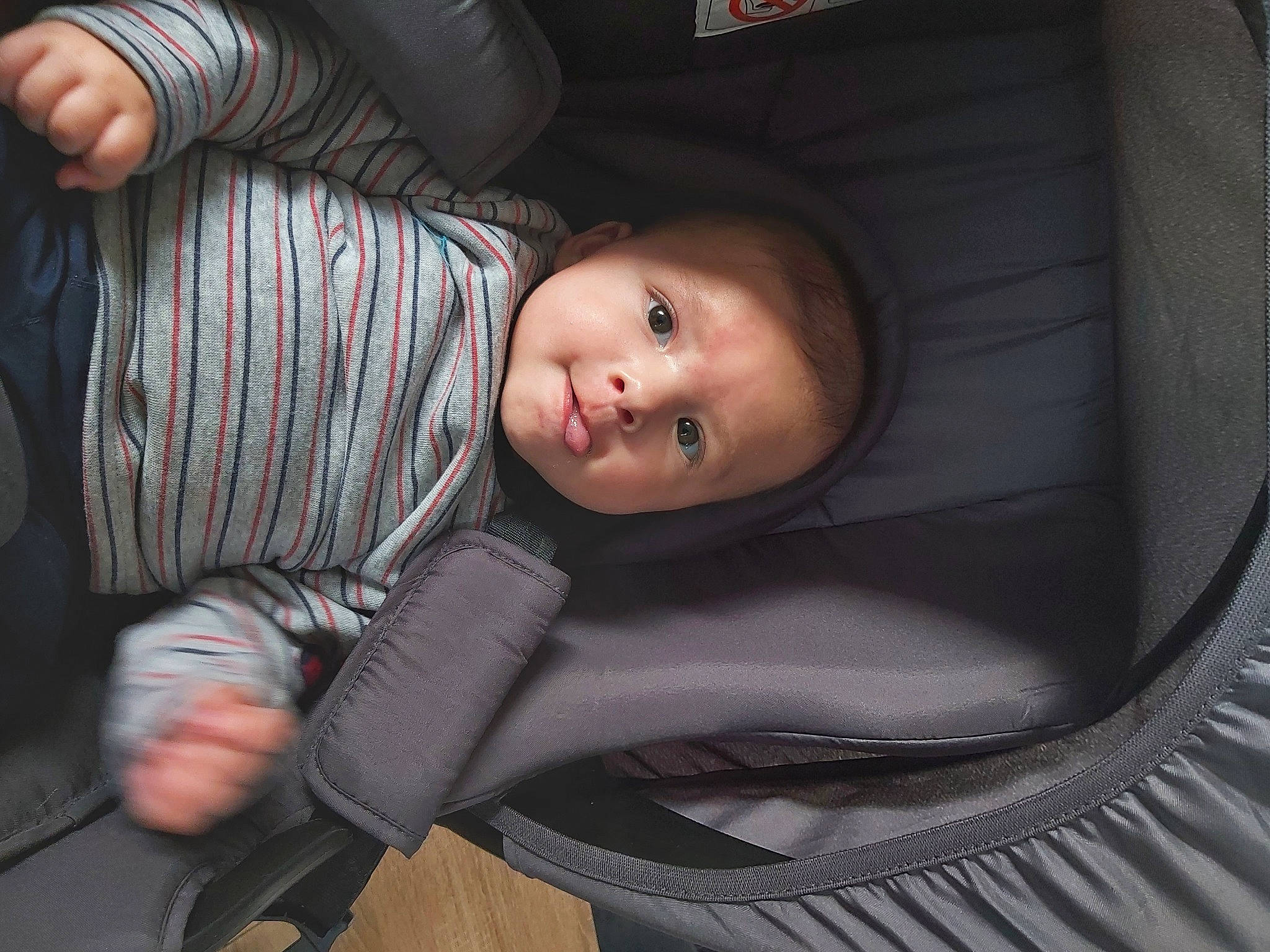 Louis a rejoint le concours — aidez-le/la à gagner de superbes lots ! arm, auto_part, baby, baby_carriage, baby_toddler_clothing, beauty, car_seat, cheek, child, comfort, finger, flash_photography, gesture, hand, mouth, nail, person, sitting, skin, thumb