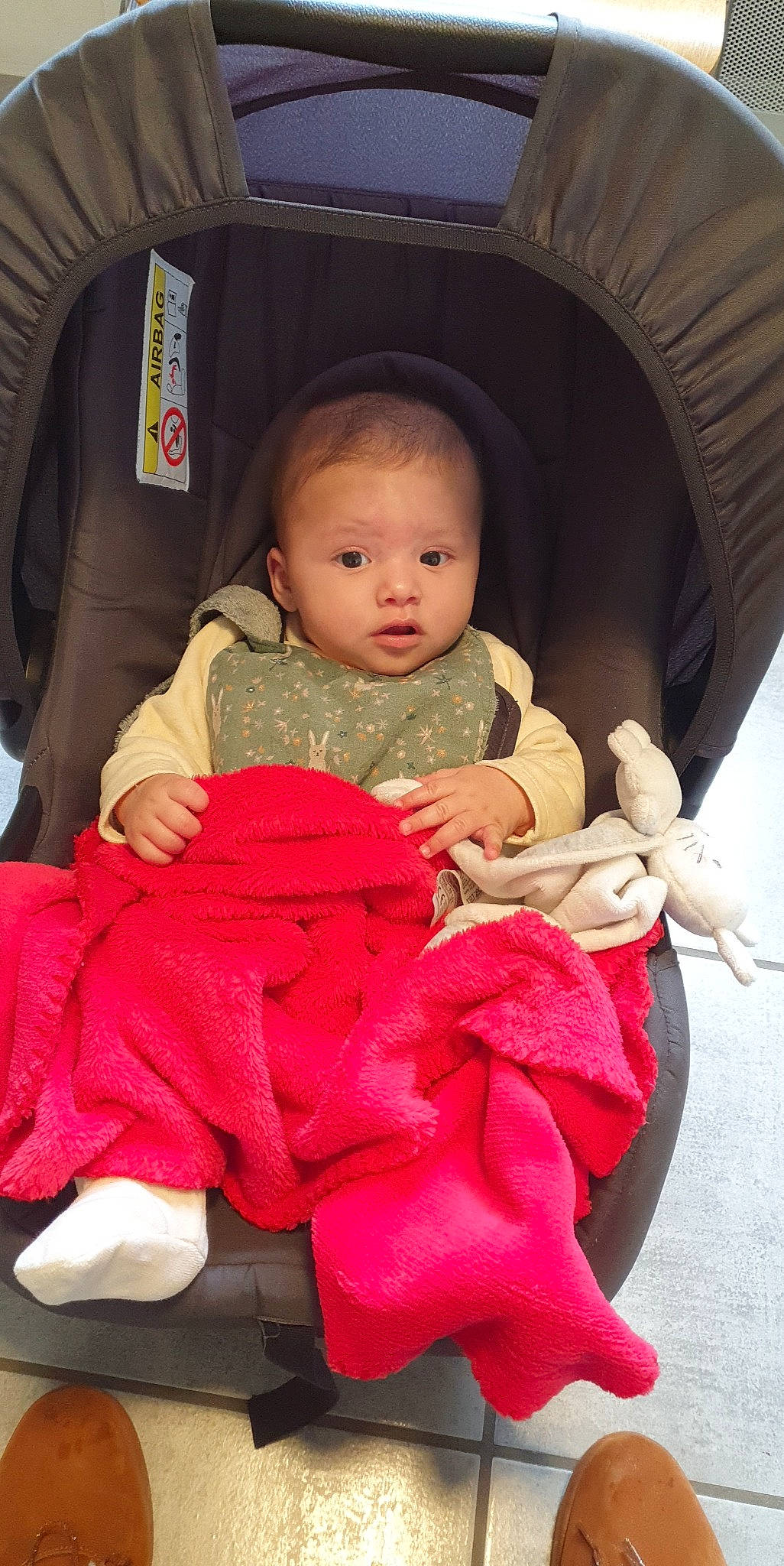 Louis a rejoint le concours — aidez-le/la à gagner de superbes lots ! baby, baby_carriage, baby_products, baby_toddler_clothing, car_seat, cheek, child, comfort, finger, hand, head, human_body, lap, mammal, outerwear, person, pink, skin, thigh, toddler