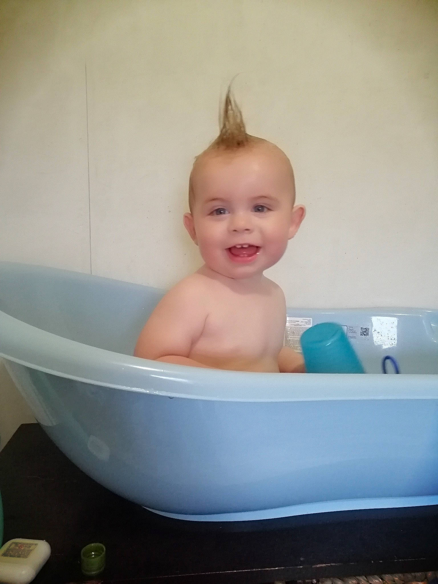 Izao participe au concours pour gagner de l'argent avec cette photo : baby, baby_bathing, baby_products, bathing, bathroom, bathtub, child, fluid, fun, happy, joy, leisure, mammal, person, personal_care, plumbing, plumbing_fixture, rectangle, smile, toddler