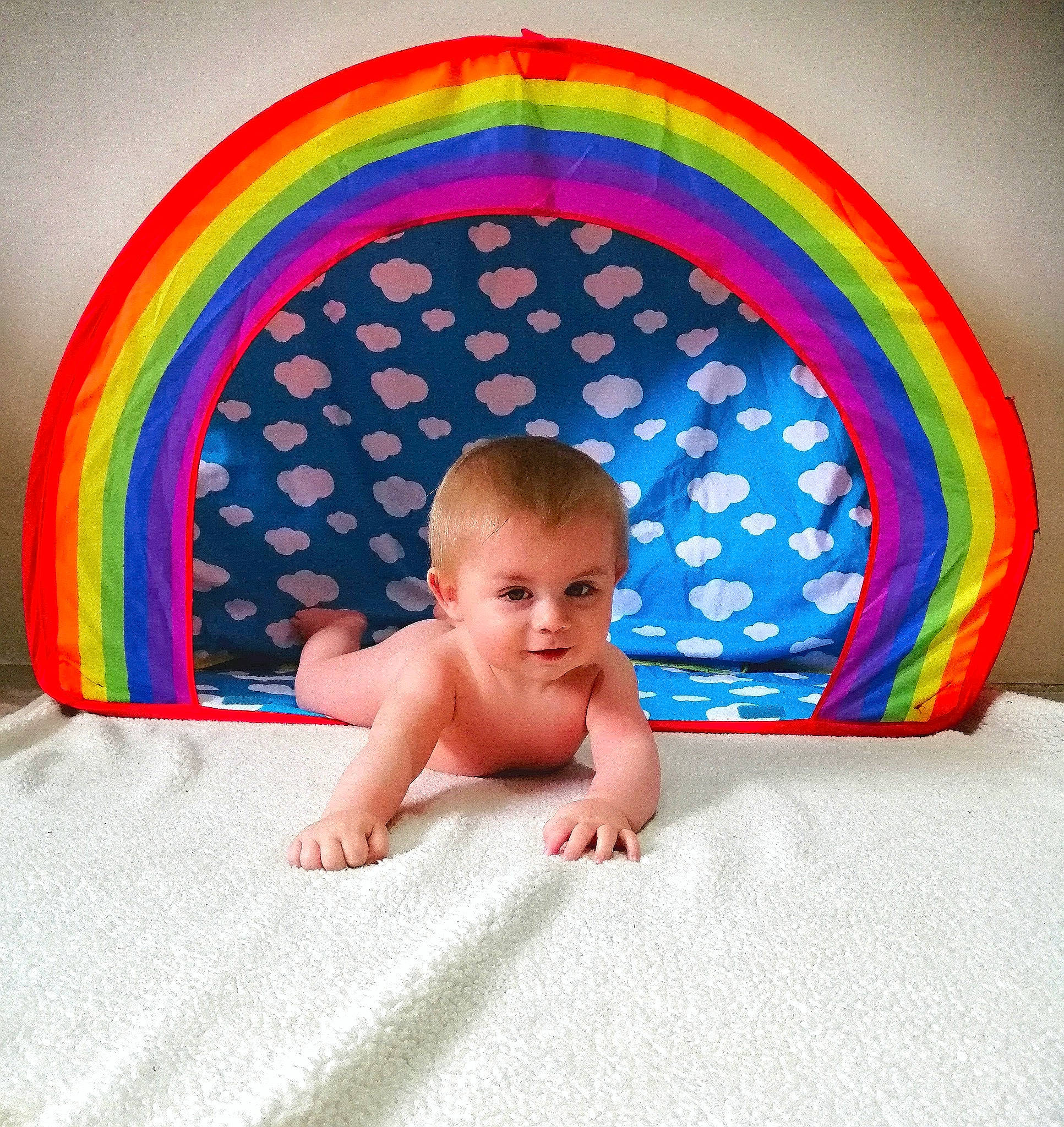 Izao a rejoint le concours — aidez-le/la à gagner de superbes lots ! art, baby, baby_toddler_clothing, beauty, child, circle, comfort, eye, facial_expression, fun, linens, magenta, pattern, person, pink, plate, product, rainbow, sitting, sleeve