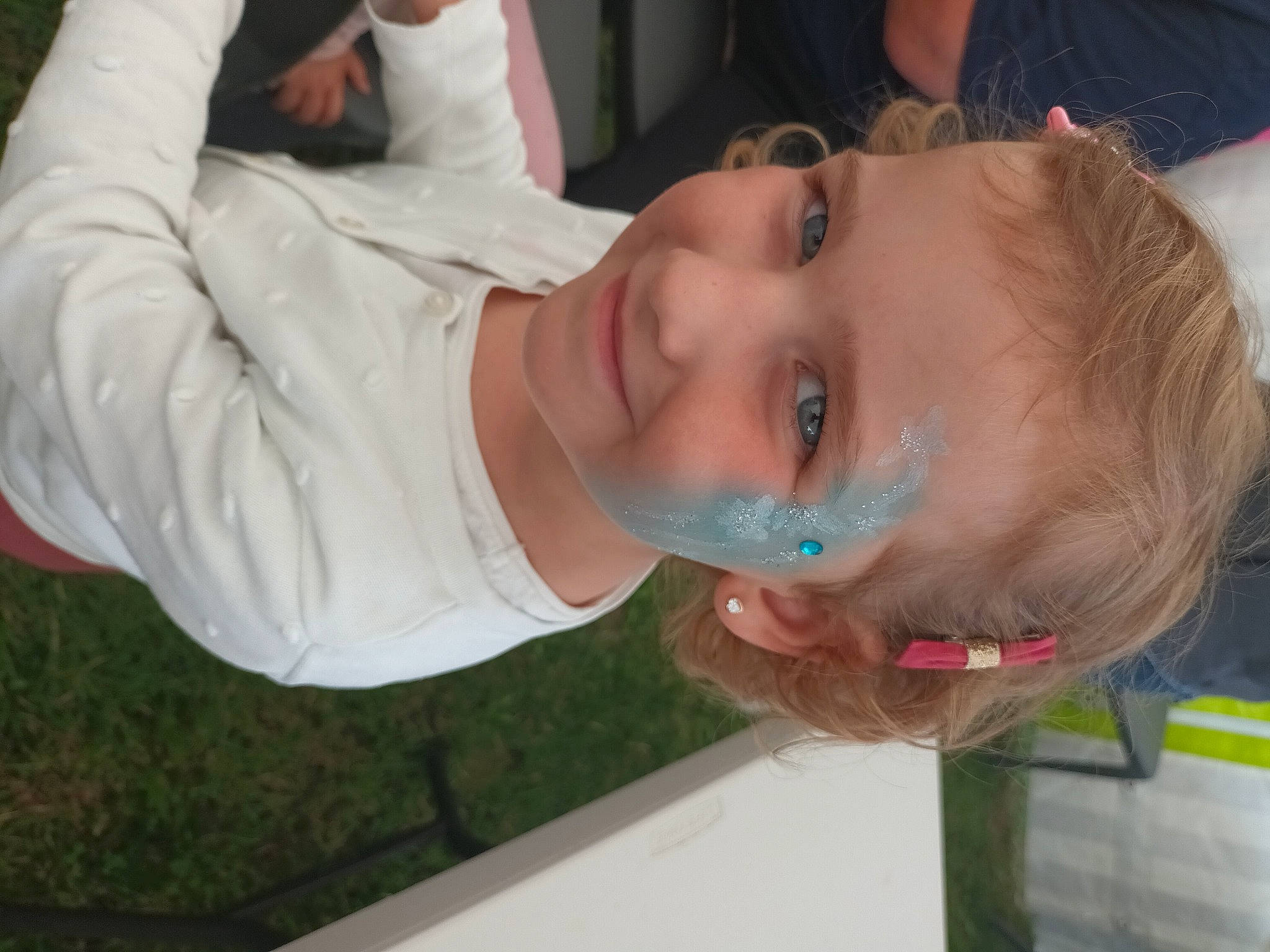 Elina a rejoint le concours — aidez-le/la à gagner de superbes lots ! cheek, chest, child, ear, elbow, eyelash, fun, gesture, grass, happy, jaw, joy, leisure, lip, mouth, nose, person, smile, throat, toddler