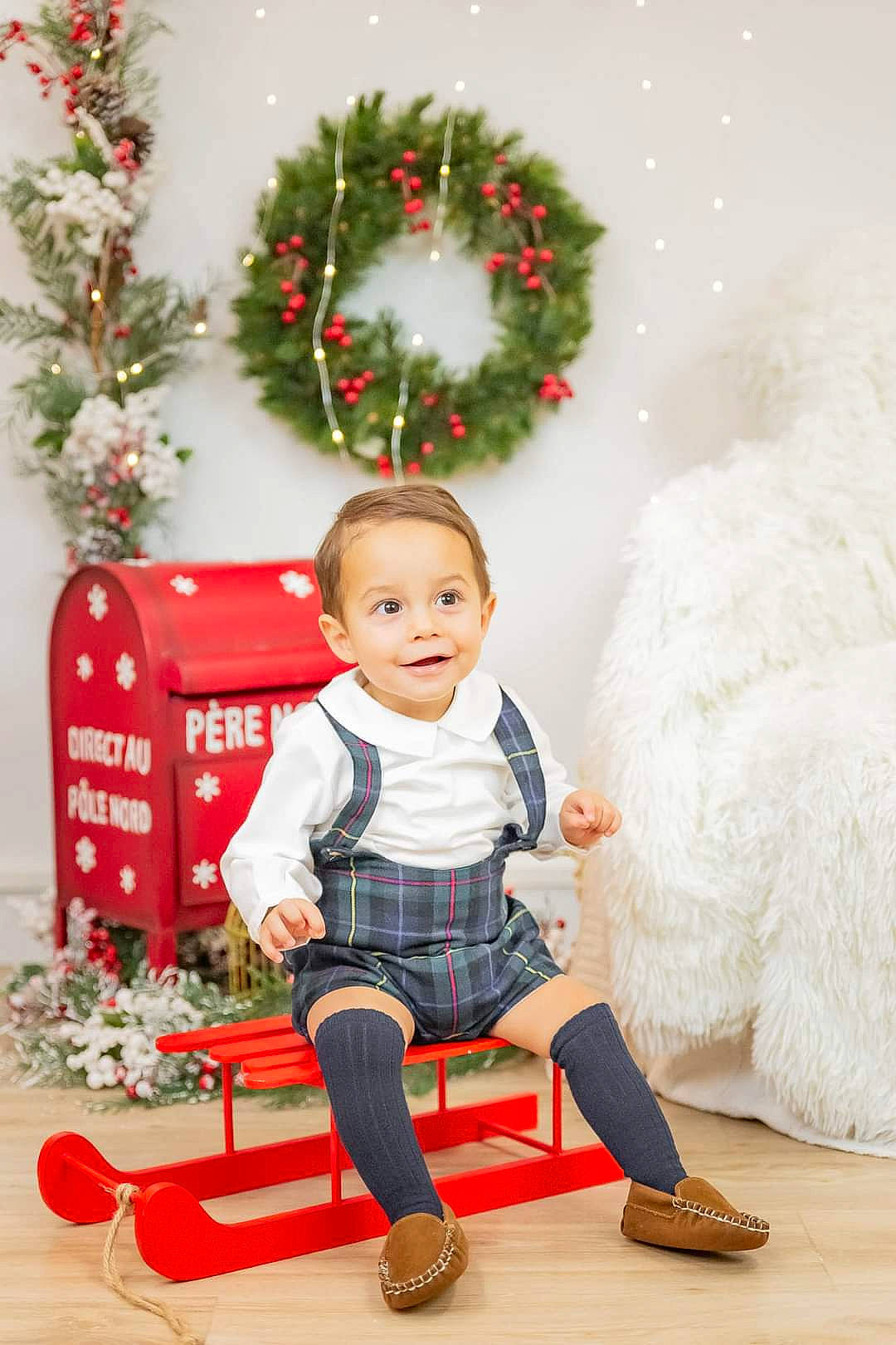 Alexander a rejoint le concours — aidez-le/la à gagner de superbes lots ! baby, baby_toddler_clothing, chair, christmas, christmas_decoration, christmas_ornament, event, green, happy, head, holiday, holiday_ornament, human_body, joy, ornament, person, red, sitting, smile, toddler
