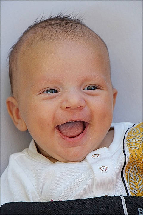 Sasha a rejoint le concours — aidez-le/la à gagner de superbes lots ! baby, baby_making_funny_faces, cheek, child, chin, close_up, eye, face, facial_expression, forehead, happy, head, iris, laugh, lip, mouth, nose, person, skin, smile