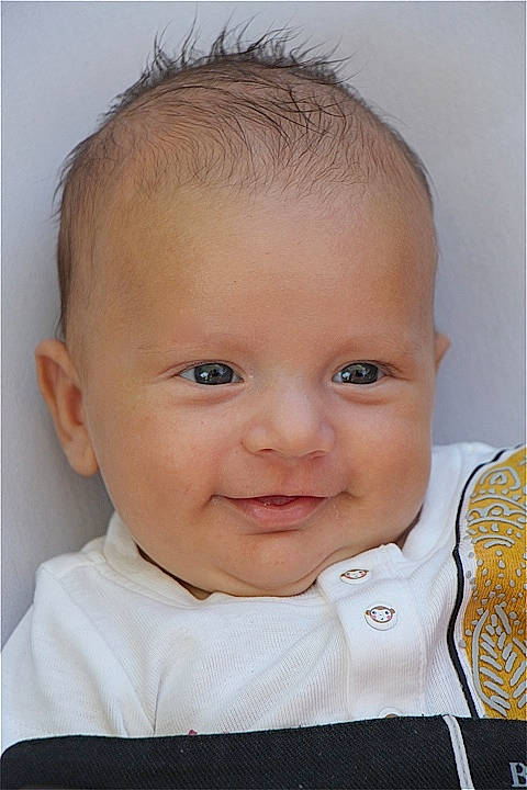 Sasha participe au concours pour gagner de l'argent avec cette photo : baby, blond, cheek, child, chin, close_up, eye, eyebrow, face, facial_expression, forehead, hair, hairstyle, head, iris, lip, nose, person, skin, smile