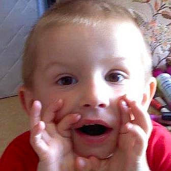 Aaron participe au concours pour gagner de l'argent avec cette photo : cheek, ear, eyebrow, eyelash, facial_expression, forehead, gesture, hand, happy, iris, jaw, lip, mammal, mouth, neck, nose, organ, person, skin, tongue