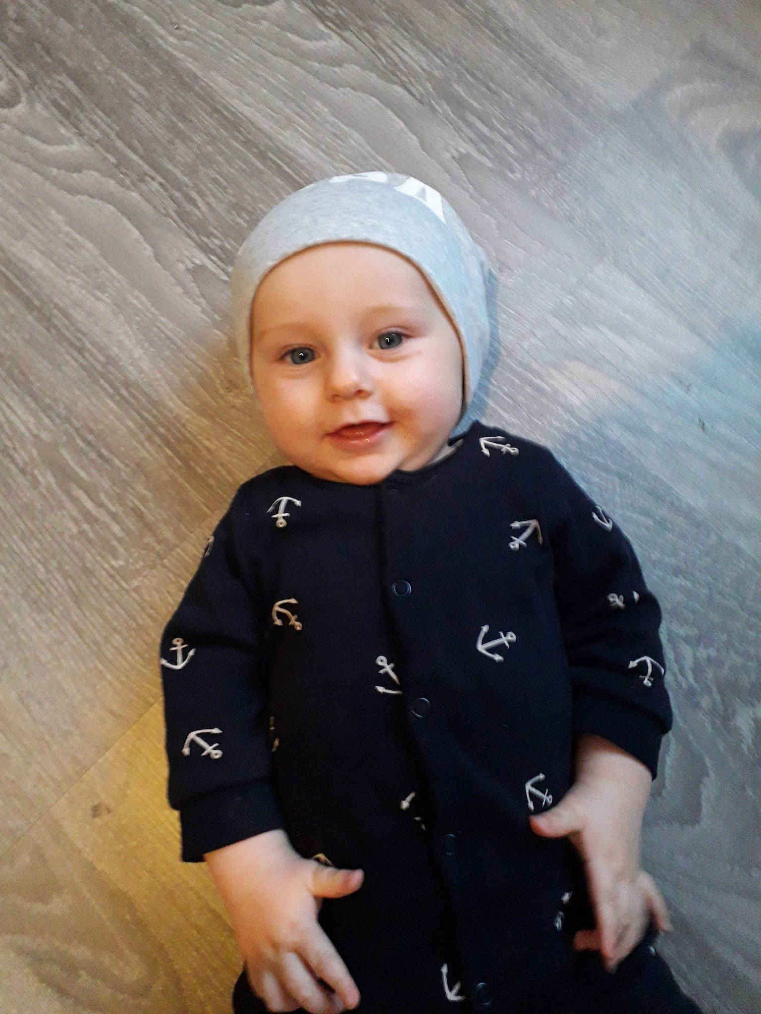 Celio participe au concours pour gagner de l'argent avec cette photo : baby, beanie, cap, child, clothing, headgear, outerwear, person, sleeve, toddler