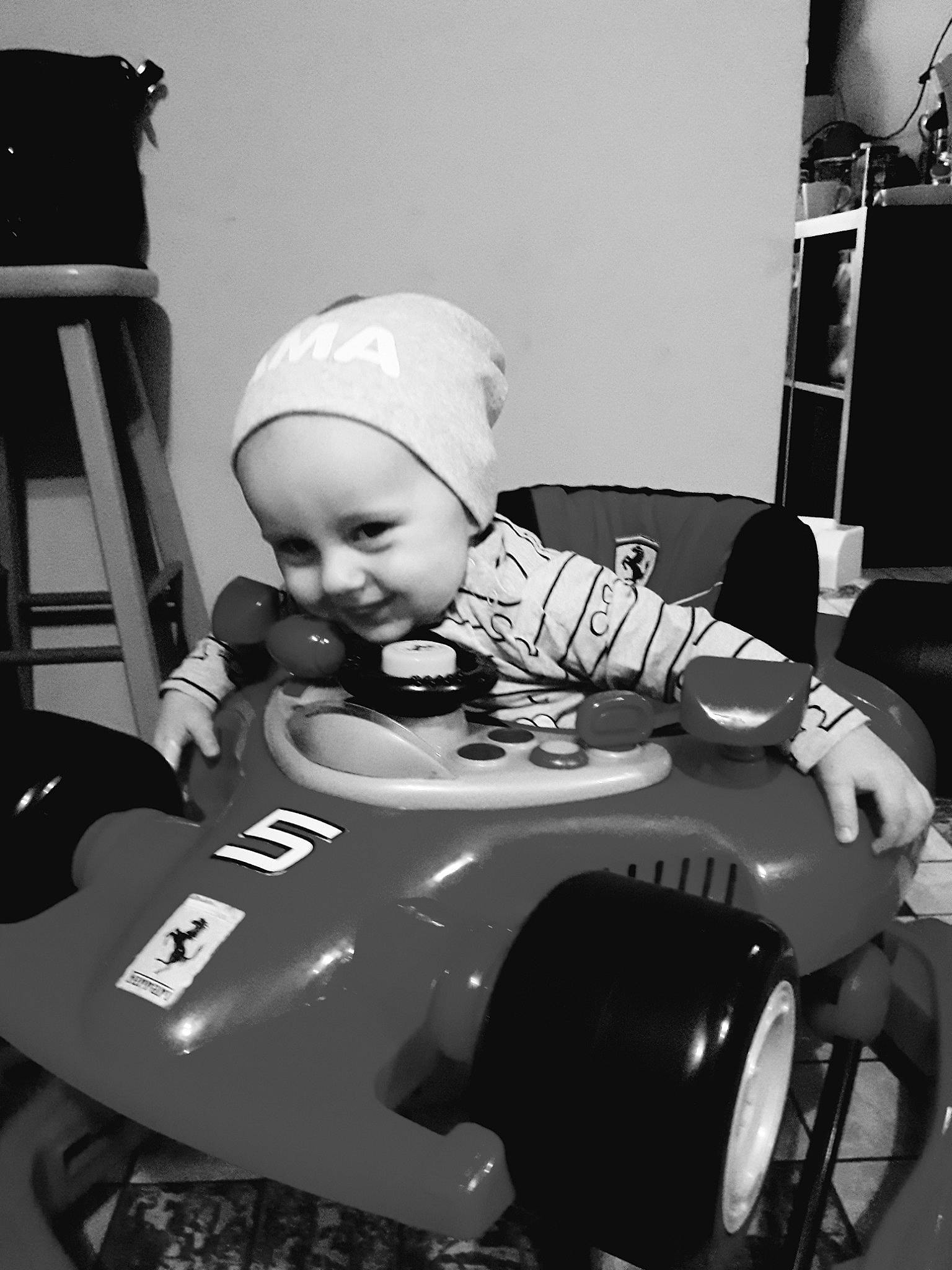 Celio a rejoint le concours — aidez-le/la à gagner de superbes lots ! automotive_design, black_and_white, car, child, monochrome, person, photography, race_car, style, toddler, vehicle, white