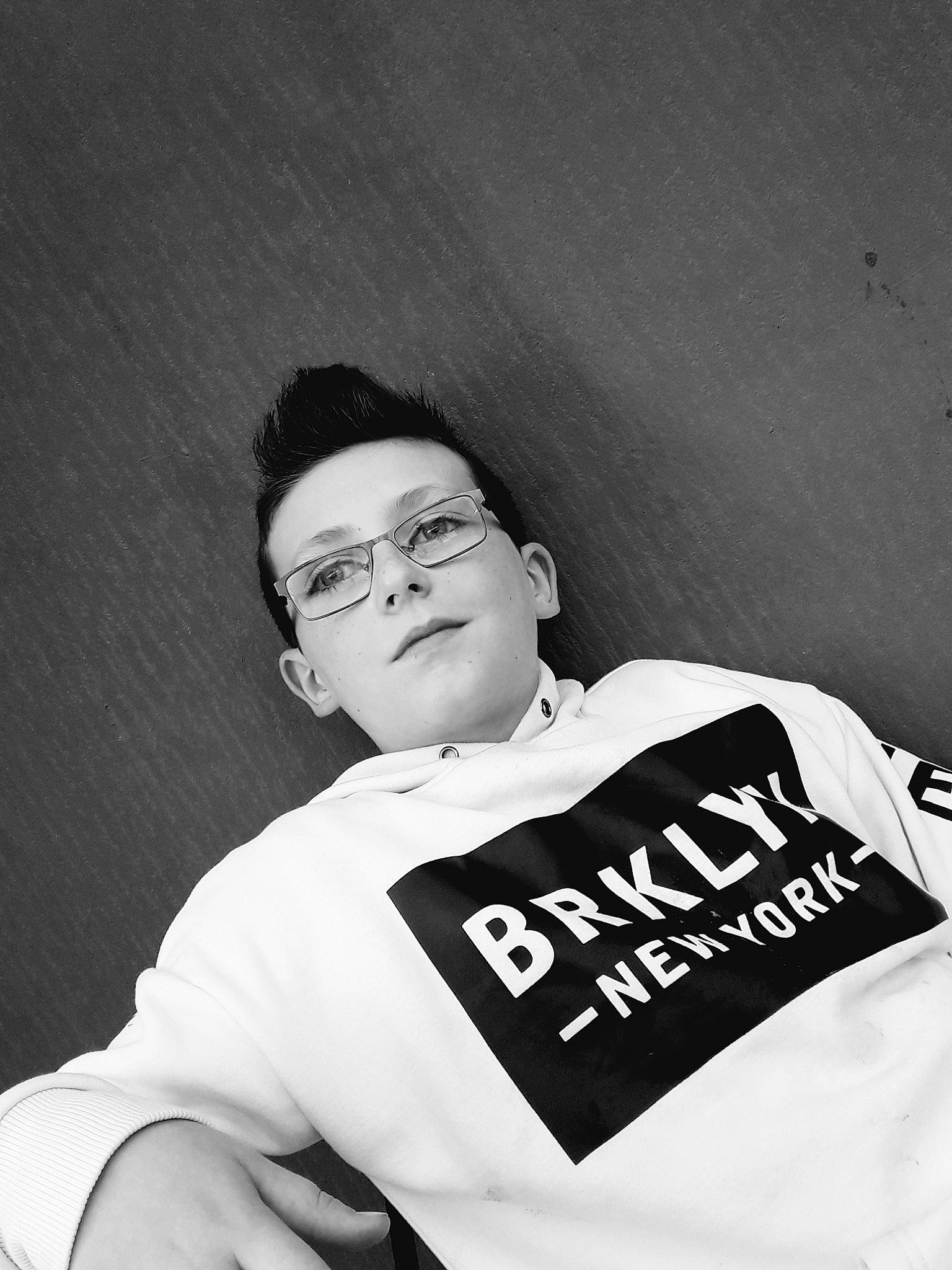 Yanis participe au concours pour gagner de l'argent avec cette photo : black, black_and_white, cool, font, forehead, glasses, monochrome, monochrome_photography, person, photography, style, t_shirt, top, white