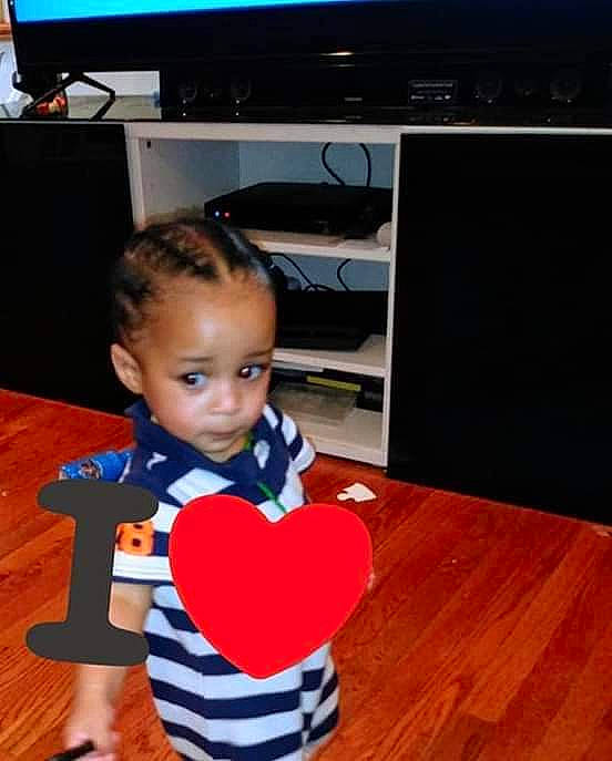 Jamere is registered to the contest to win money with this photo: child, electronic_device, human_body, organ, person, play, room, technology, toddler