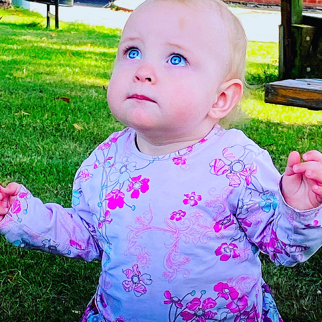 Livia-alabama a rejoint le concours — aidez-le/la à gagner de superbes lots ! baby, baby_toddler_clothing, cheek, child, fun, gesture, grass, happy, iris, lip, magenta, nose, people_in_nature, person, photograph, pink, plant, skin, sleeve, smile