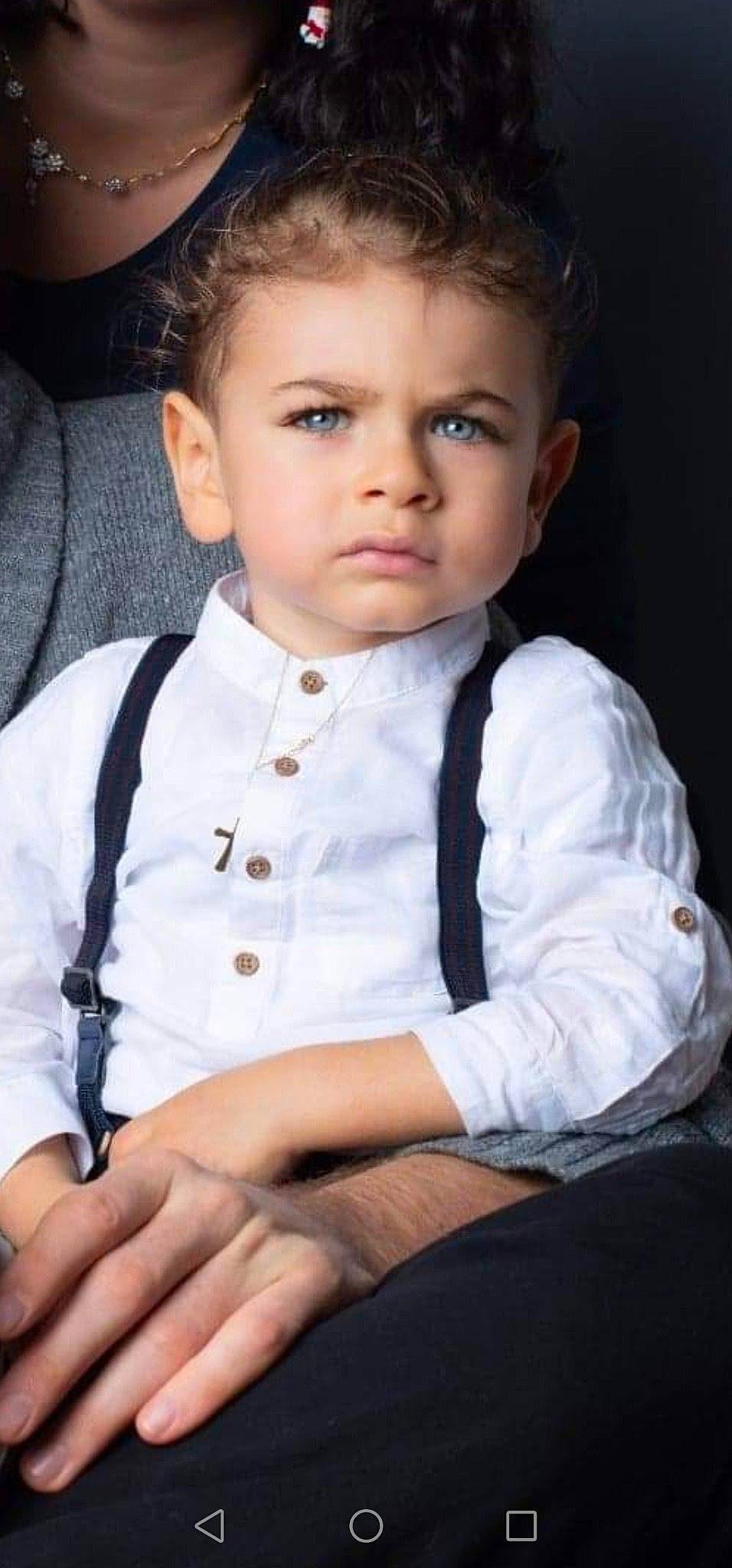 Melvyn participe au concours pour gagner de l'argent avec cette photo : baby, baby_toddler_clothing, cheek, child, child_model, comfort, ear, eye, finger, hand, iris, mammal, mouth, nail, nose, person, portrait, portrait_photography, sitting, thumb