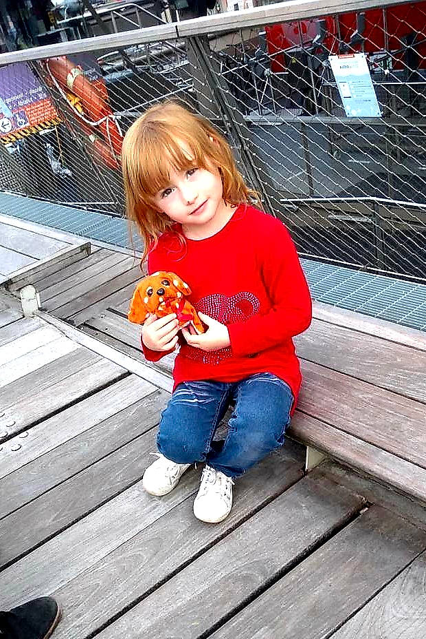 Louna a rejoint le concours — aidez-le/la à gagner de superbes lots ! baby_toddler_clothing, child, denim, flooring, fun, happy, human_leg, jeans, joy, leg, leisure, organ, pattern, person, product, shoe, sitting, sneakers, standing, thigh