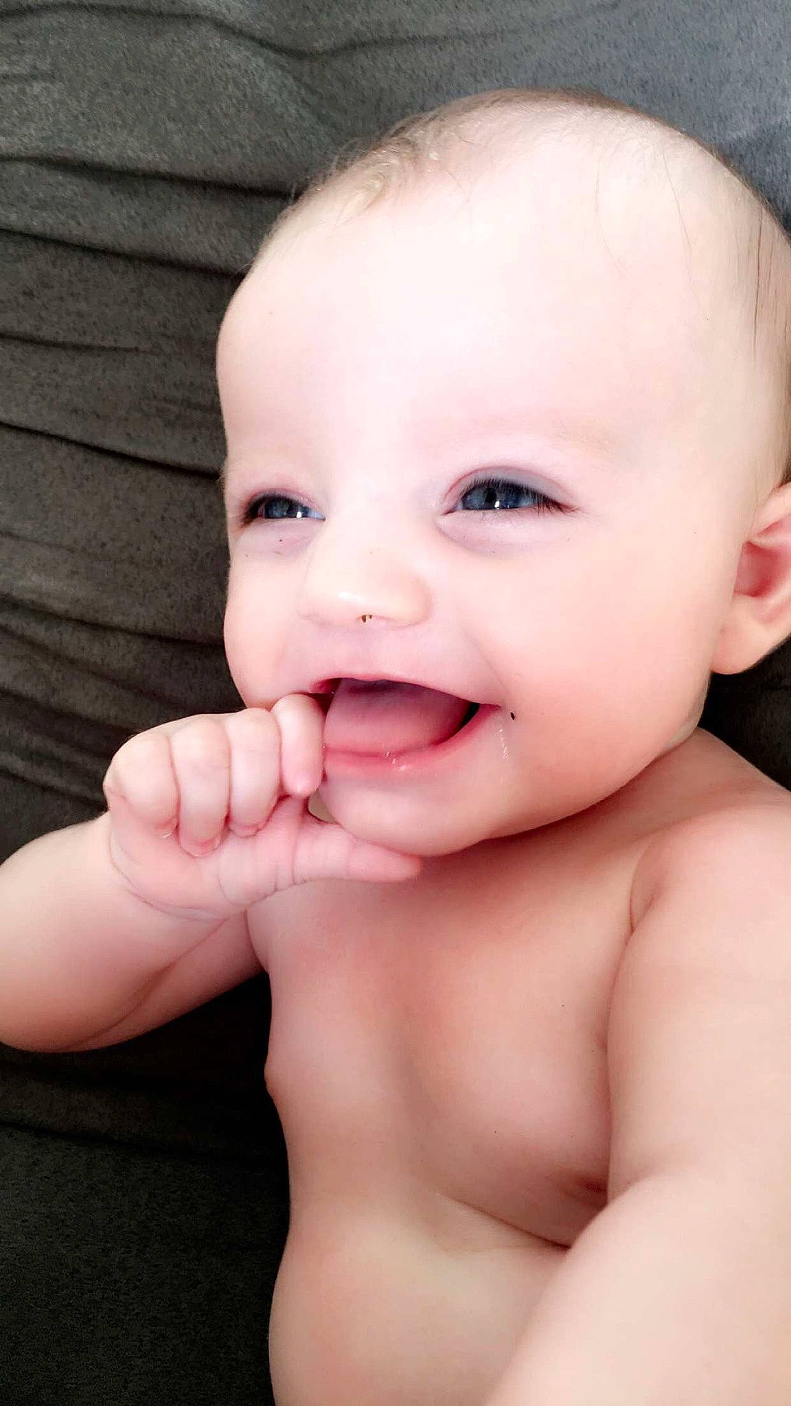 Alina participe au concours pour gagner de l'argent avec cette photo : cheek, child, chin, close_up, face, finger, girl, hand, infant, laughter, lip, mouth, nose, person, skin, smile, toddler, tooth