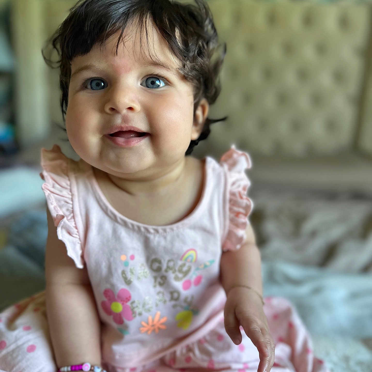 Ryme participe au concours pour gagner de l'argent avec cette photo : accessories, baby, bed, bedroom, bodypart, clothing, couch, dress, face, finger, furniture, hand, happy, head, jewelry, person, photography, portrait, sitting, smile