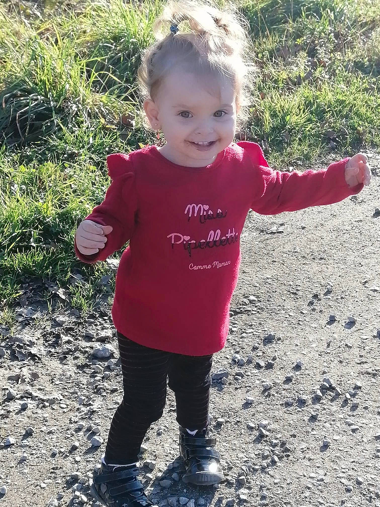 Nayana a rejoint le concours — aidez-le/la à gagner de superbes lots ! child, fun, gesture, grass, happy, joy, outerwear, person, pink, plant, play, sleeve, smile, standing, t_shirt, toddler, vacation