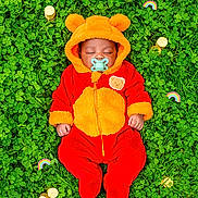 Hayden a rejoint le concours — aidez-le/la à gagner de superbes lots ! baby, sleeping, onesie, bear_ears, pacifier, clover, greenery, coins, rainbow, cute, infant, outdoor, nature, soft_clothing, peaceful, lying_down, plush, colorful, adorable, child