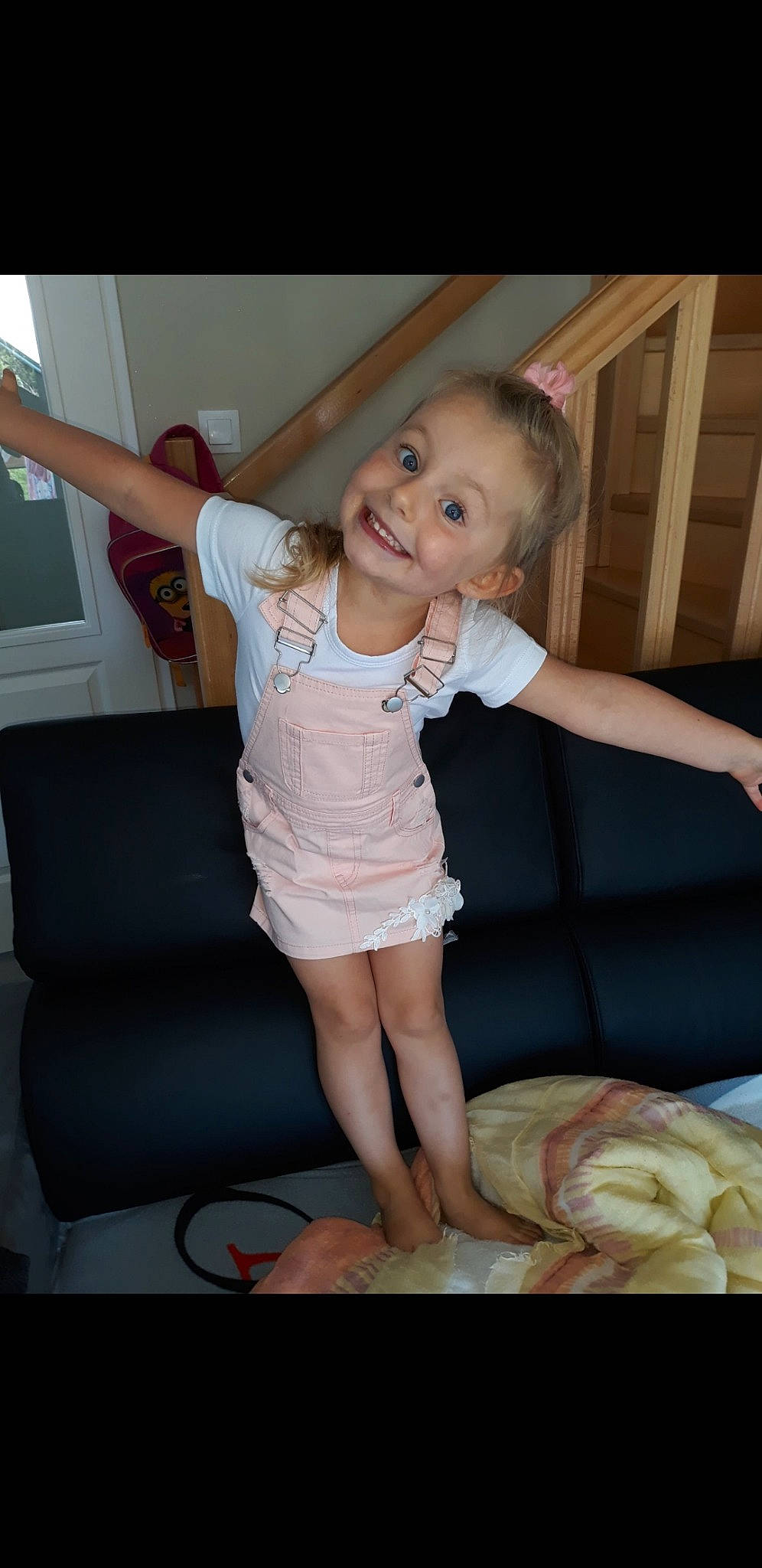 Emy participe au concours pour gagner de l'argent avec cette photo : arm, beauty, blond, child, day, eye, finger, girl, hair, hairstyle, hand, human_body, human_hair_color, joint, joy, leg, person, shoulder, sitting, skin