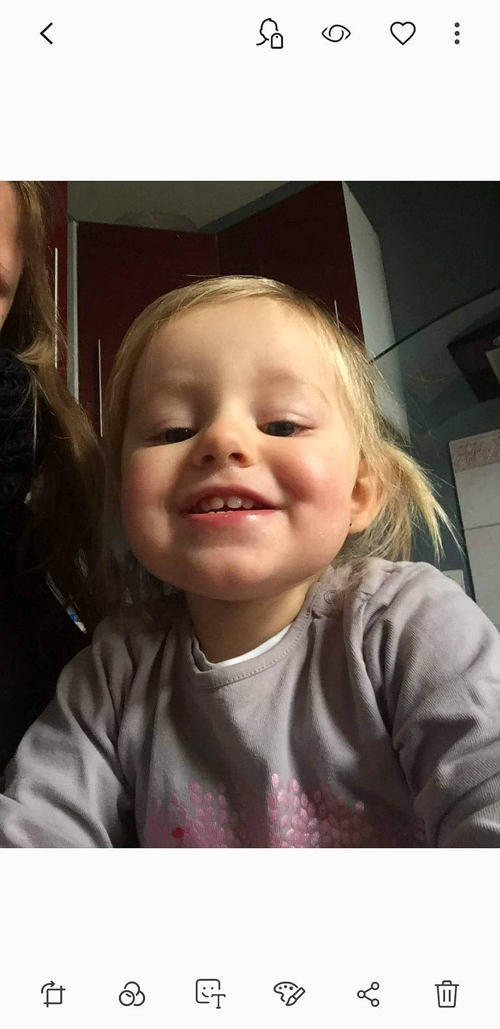 Emy a rejoint le concours — aidez-le/la à gagner de superbes lots ! cheek, child, chin, ear, emotion, eye, eyebrow, face, facial_expression, forehead, girl, hair, hairstyle, head, human_hair_color, joy, nose, person, photo_caption, selfie